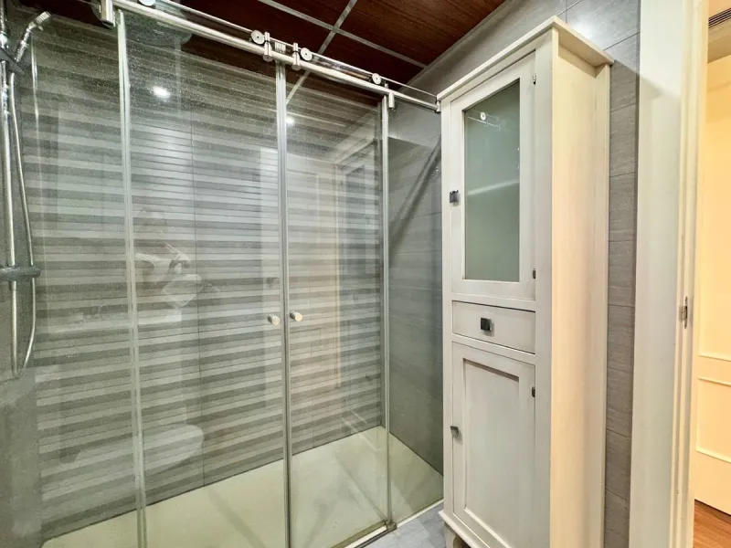 Spacious and beautifully completely renovated Apartment for Sale Next to the Clínico Hospital – Quiet Area with Excellent Connections