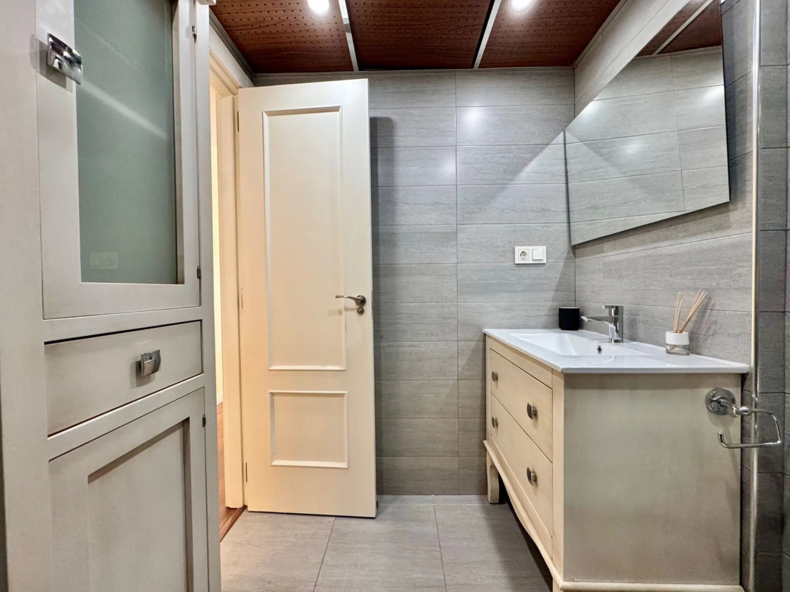 Spacious and beautifully completely renovated Apartment for Sale Next to the Clínico Hospital – Quiet Area with Excellent Connections
