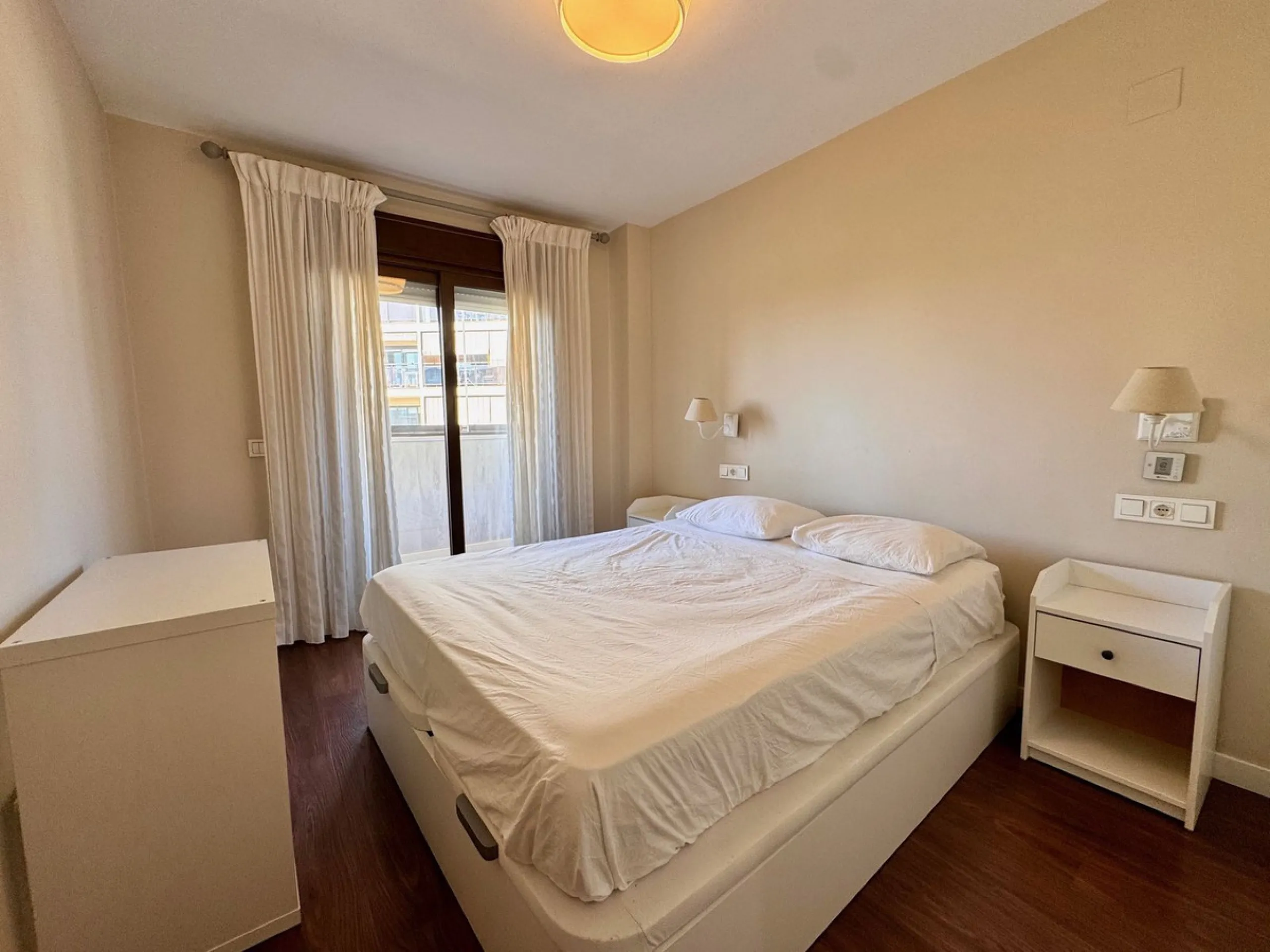 Spacious and beautifully completely renovated Apartment for Sale Next to the Clínico Hospital – Quiet Area with Excellent Connections