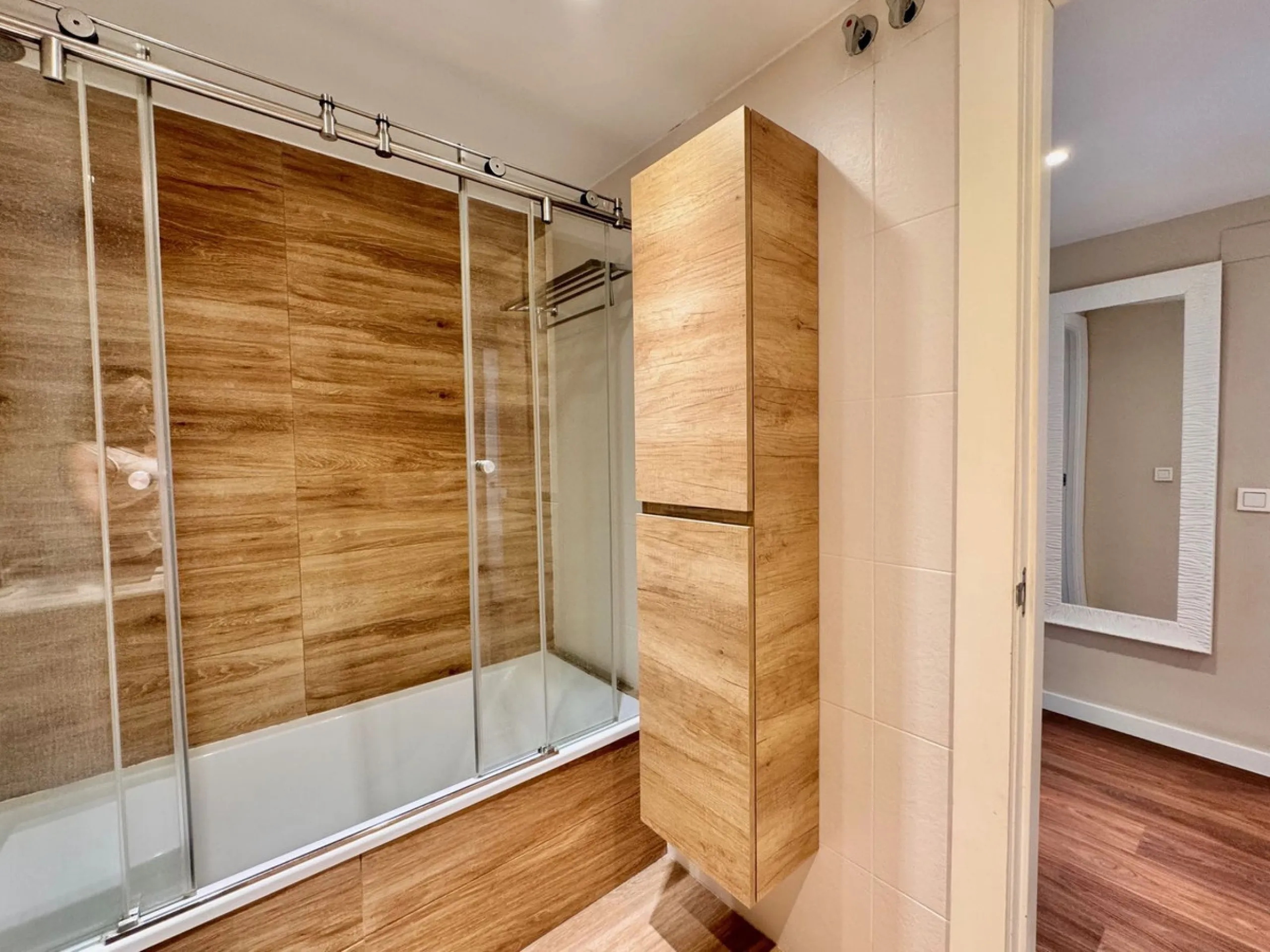 Spacious and beautifully completely renovated Apartment for Sale Next to the Clínico Hospital – Quiet Area with Excellent Connections