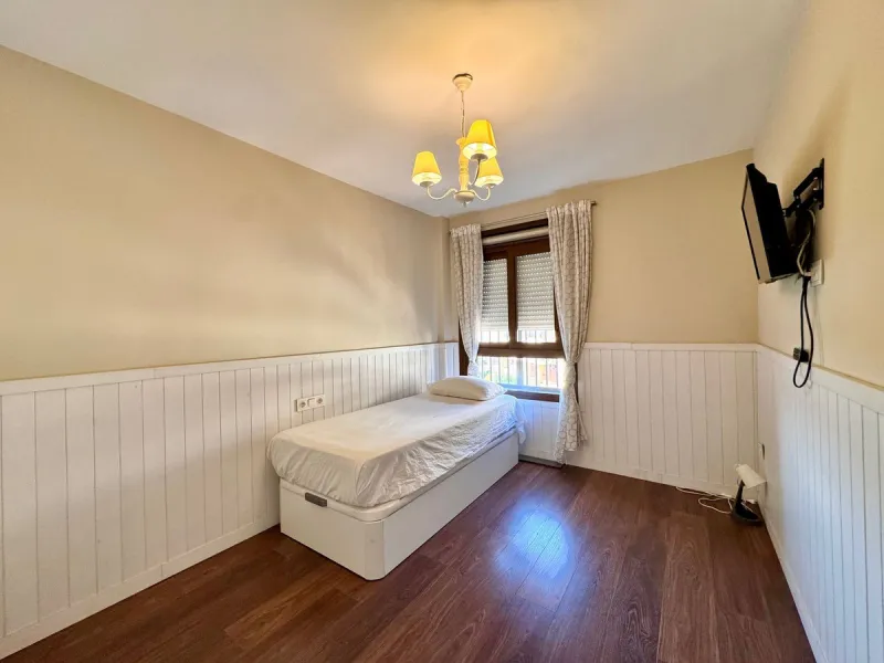 Spacious and beautifully completely renovated Apartment for Sale Next to the Clínico Hospital – Quiet Area with Excellent Connections