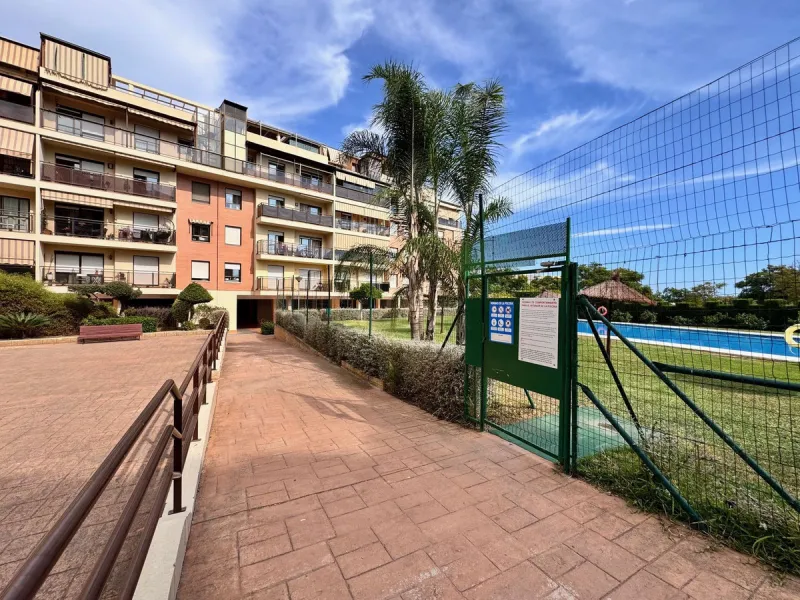 Spacious and beautifully completely renovated Apartment for Sale Next to the Clínico Hospital – Quiet Area with Excellent Connections