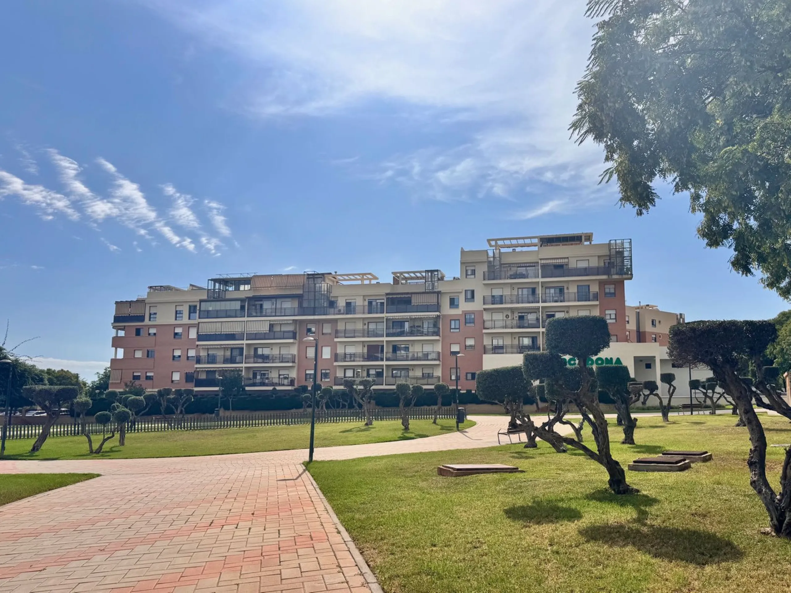 Spacious and beautifully completely renovated Apartment for Sale Next to the Clínico Hospital – Quiet Area with Excellent Connections