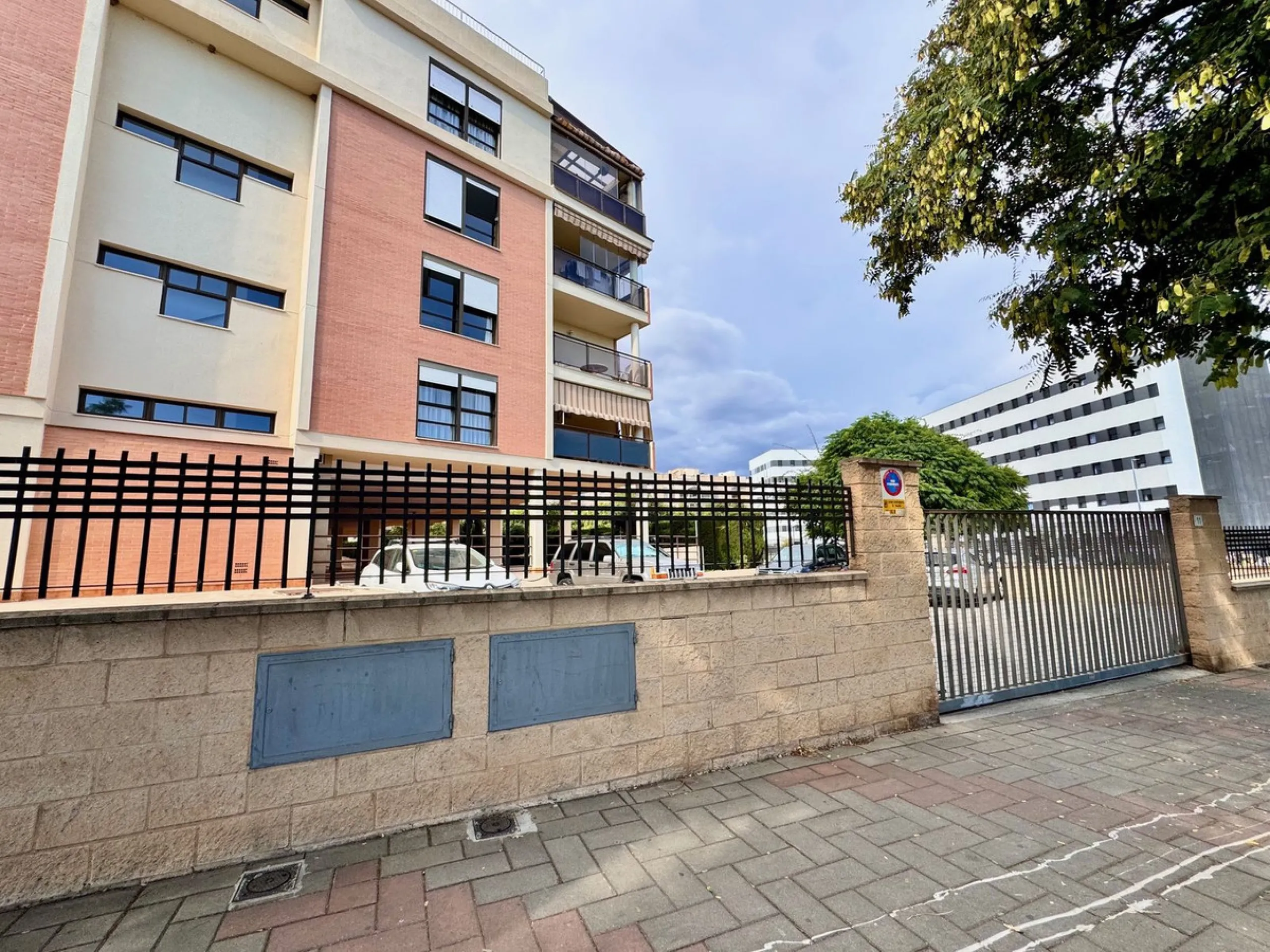 Spacious and beautifully completely renovated Apartment for Sale Next to the Clínico Hospital – Quiet Area with Excellent Connections