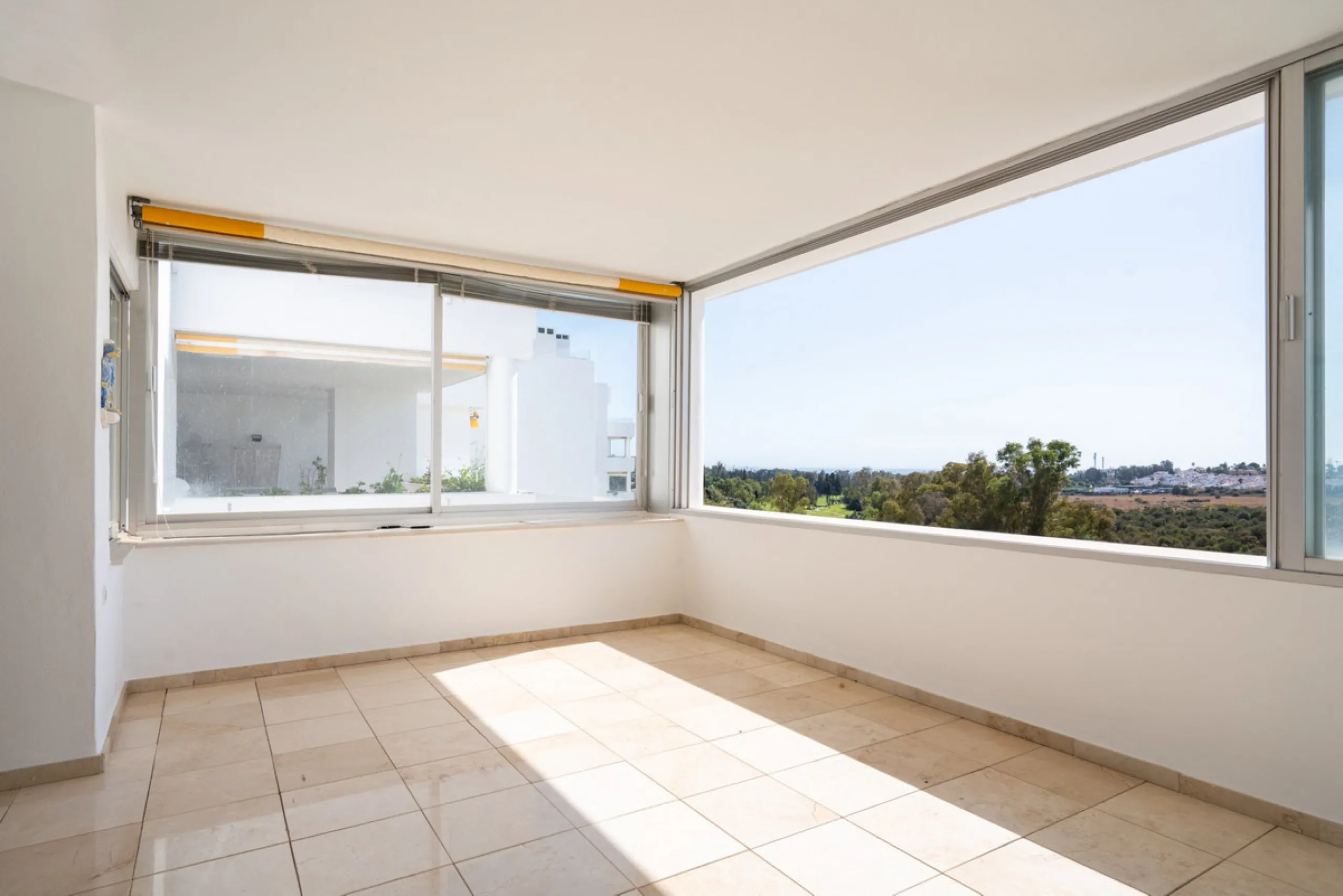 Apartment - Middle Floor Apartment в продаже в Marbella, Málaga. В доме 2 спален и 2 ванных комнат. Площадь дома 155 м²