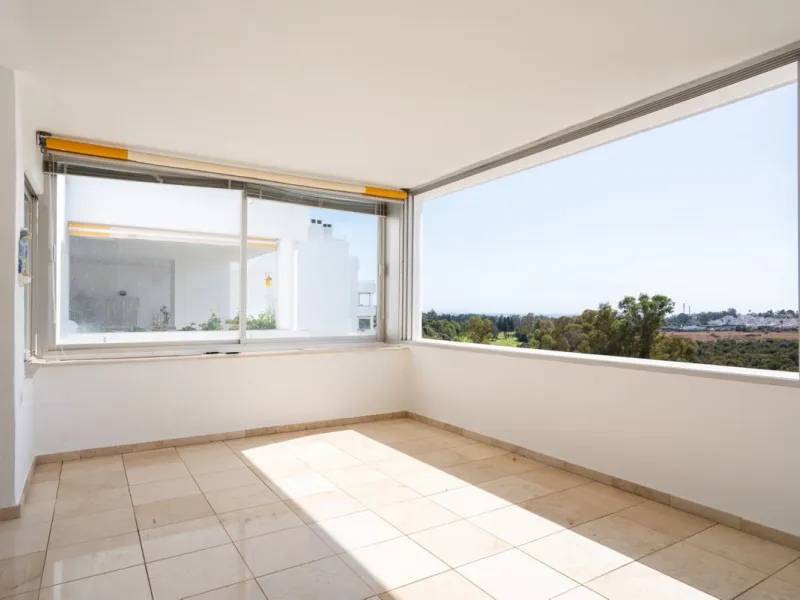 Apartment - Middle Floor Apartment в продаже в Marbella, Málaga. В доме 2 спален и 2 ванных комнат. Площадь дома 155 м²