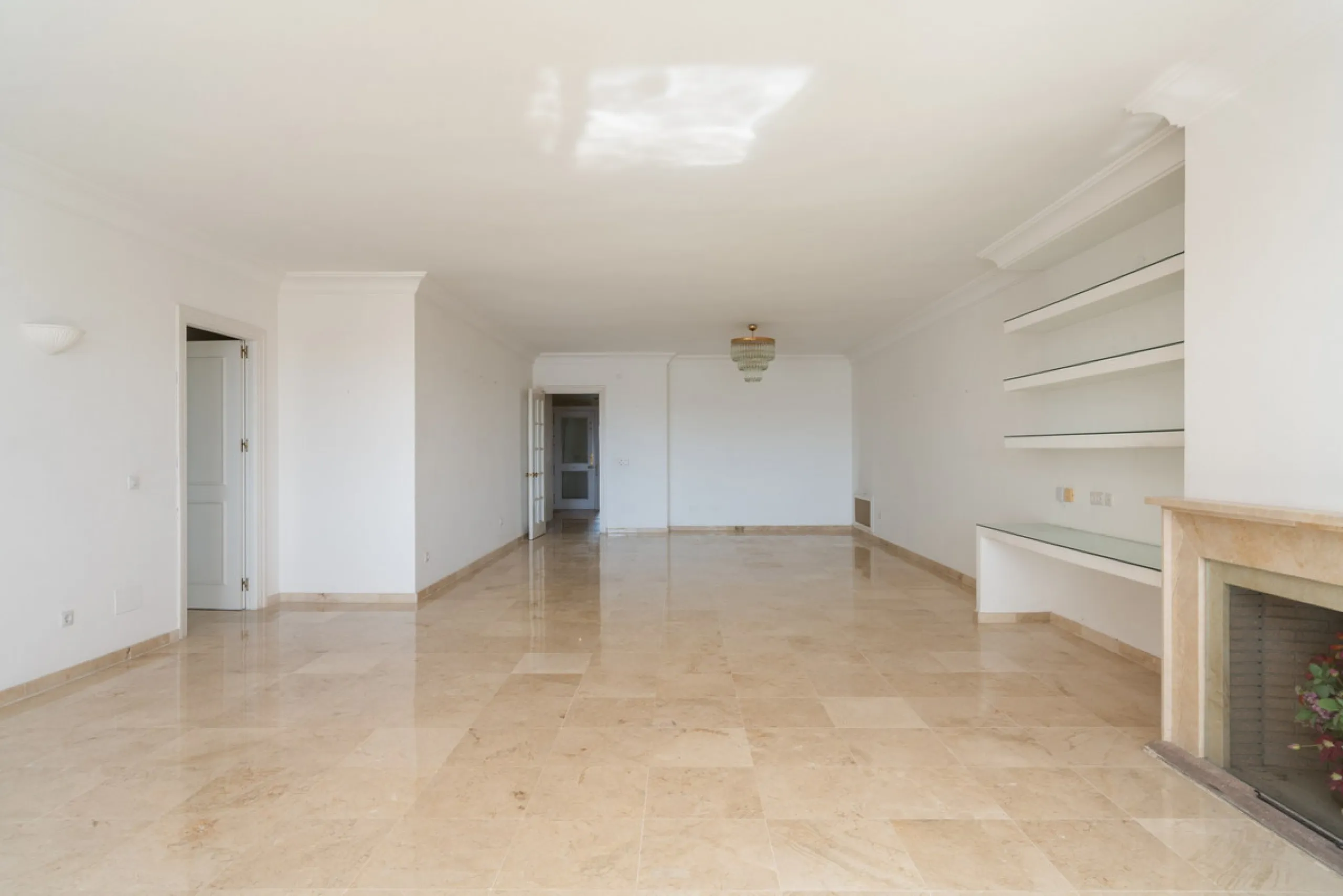 Apartment - Middle Floor Apartment в продаже в Marbella, Málaga. В доме 2 спален и 2 ванных комнат. Площадь дома 155 м²