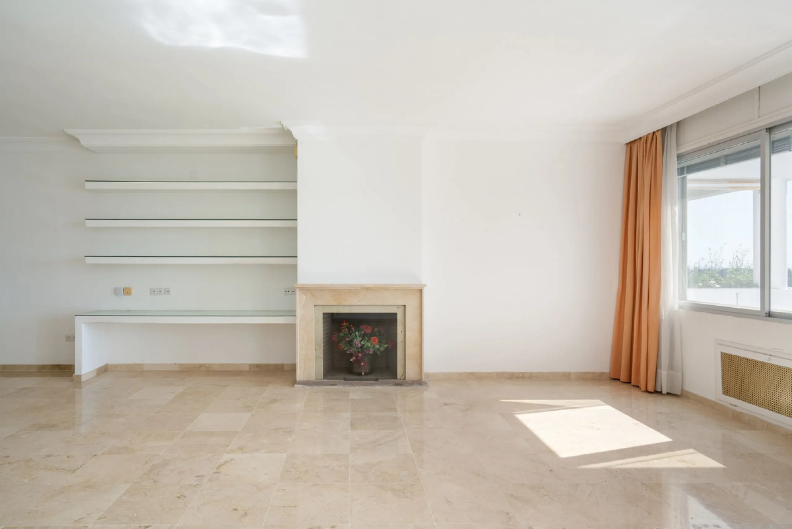 Apartment - Middle Floor Apartment в продаже в Marbella, Málaga. В доме 2 спален и 2 ванных комнат. Площадь дома 155 м²
