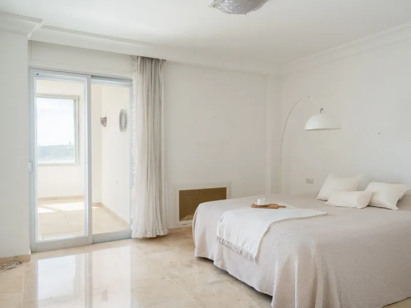 Apartment - Middle Floor Apartment в продаже в Marbella, Málaga. В доме 2 спален и 2 ванных комнат. Площадь дома 155 м²