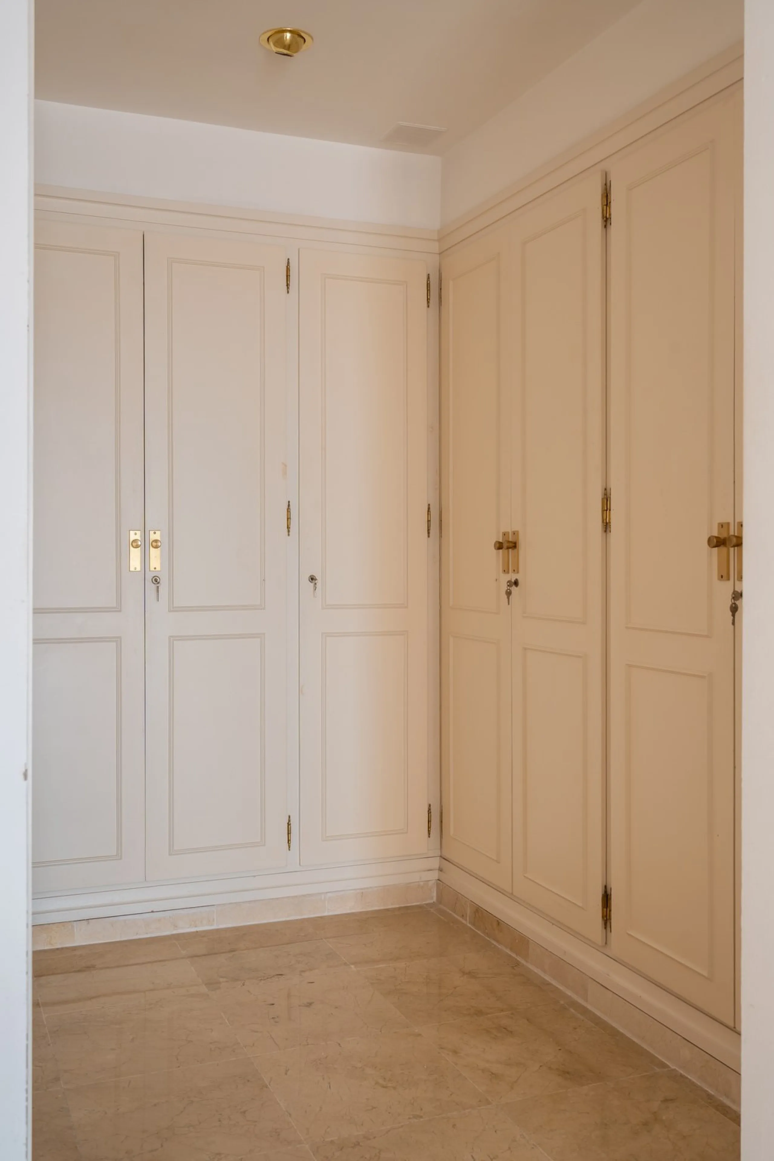 Apartment - Middle Floor Apartment в продаже в Marbella, Málaga. В доме 2 спален и 2 ванных комнат. Площадь дома 155 м²