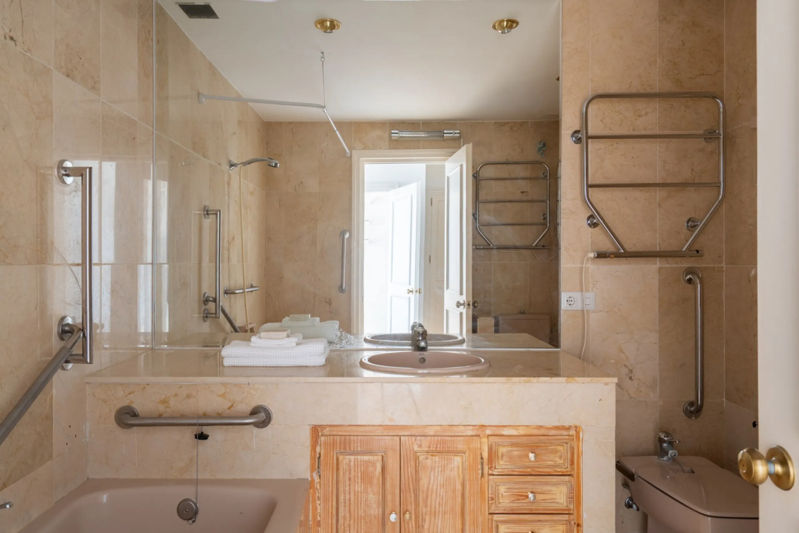 Apartment - Middle Floor Apartment в продаже в Marbella, Málaga. В доме 2 спален и 2 ванных комнат. Площадь дома 155 м²