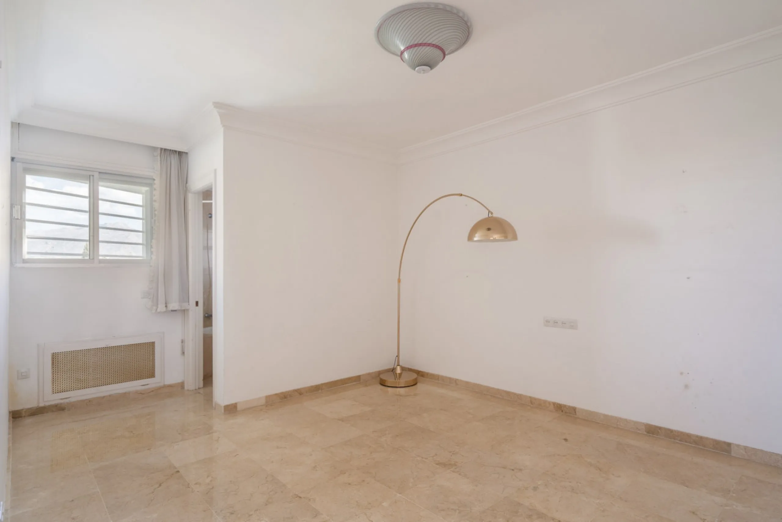 Apartment - Middle Floor Apartment в продаже в Marbella, Málaga. В доме 2 спален и 2 ванных комнат. Площадь дома 155 м²