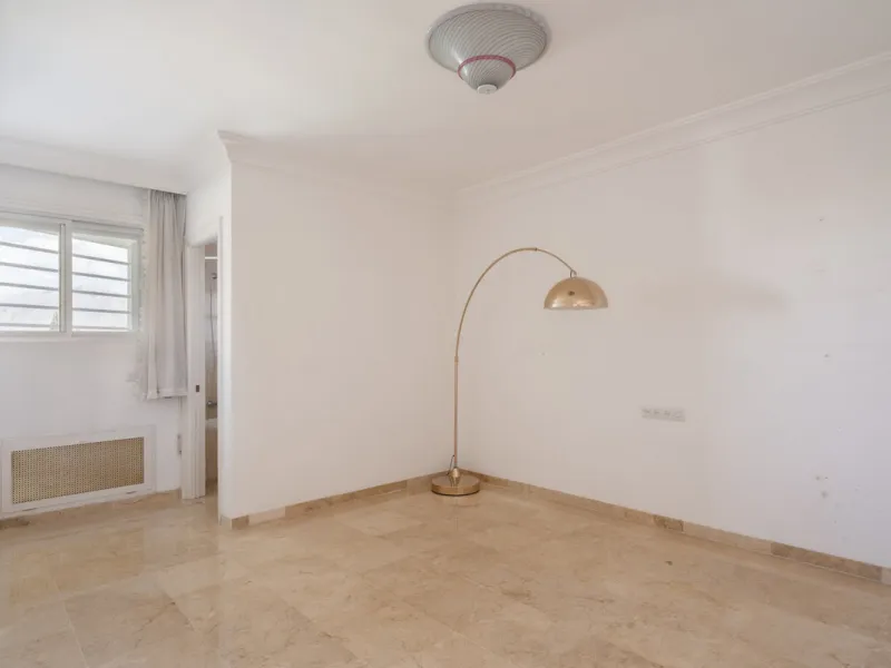 Apartment - Middle Floor Apartment в продаже в Marbella, Málaga. В доме 2 спален и 2 ванных комнат. Площадь дома 155 м²