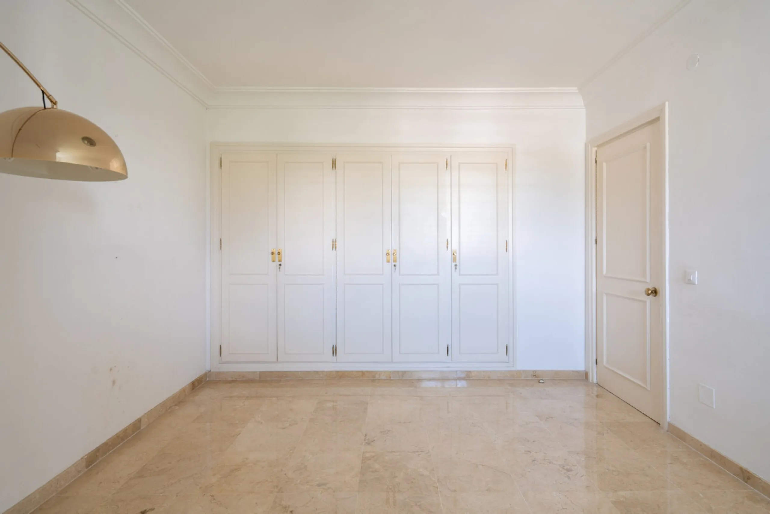 Apartment - Middle Floor Apartment в продаже в Marbella, Málaga. В доме 2 спален и 2 ванных комнат. Площадь дома 155 м²