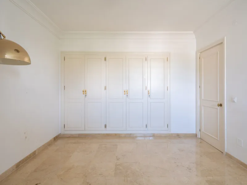Apartment - Middle Floor Apartment в продаже в Marbella, Málaga. В доме 2 спален и 2 ванных комнат. Площадь дома 155 м²