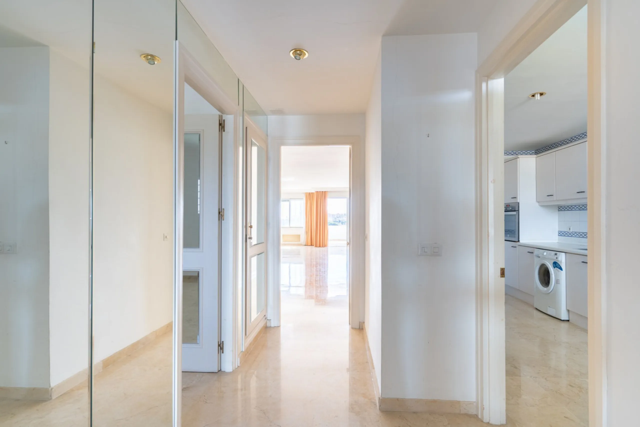 Apartment - Middle Floor Apartment в продаже в Marbella, Málaga. В доме 2 спален и 2 ванных комнат. Площадь дома 155 м²