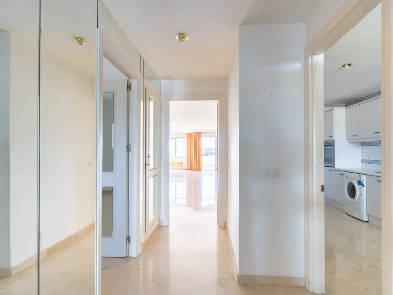 Apartment - Middle Floor Apartment в продаже в Marbella, Málaga. В доме 2 спален и 2 ванных комнат. Площадь дома 155 м²