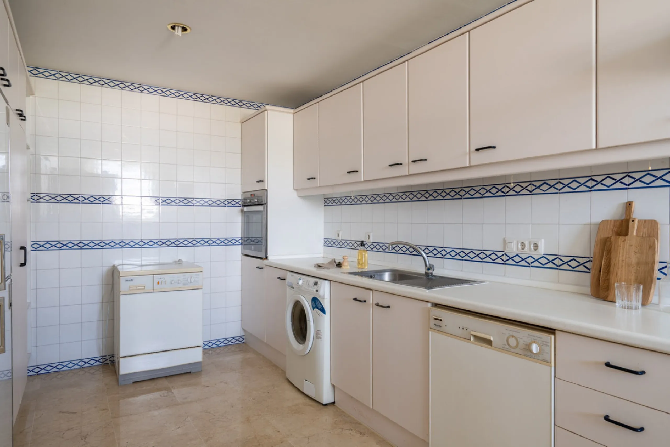 Apartment - Middle Floor Apartment в продаже в Marbella, Málaga. В доме 2 спален и 2 ванных комнат. Площадь дома 155 м²