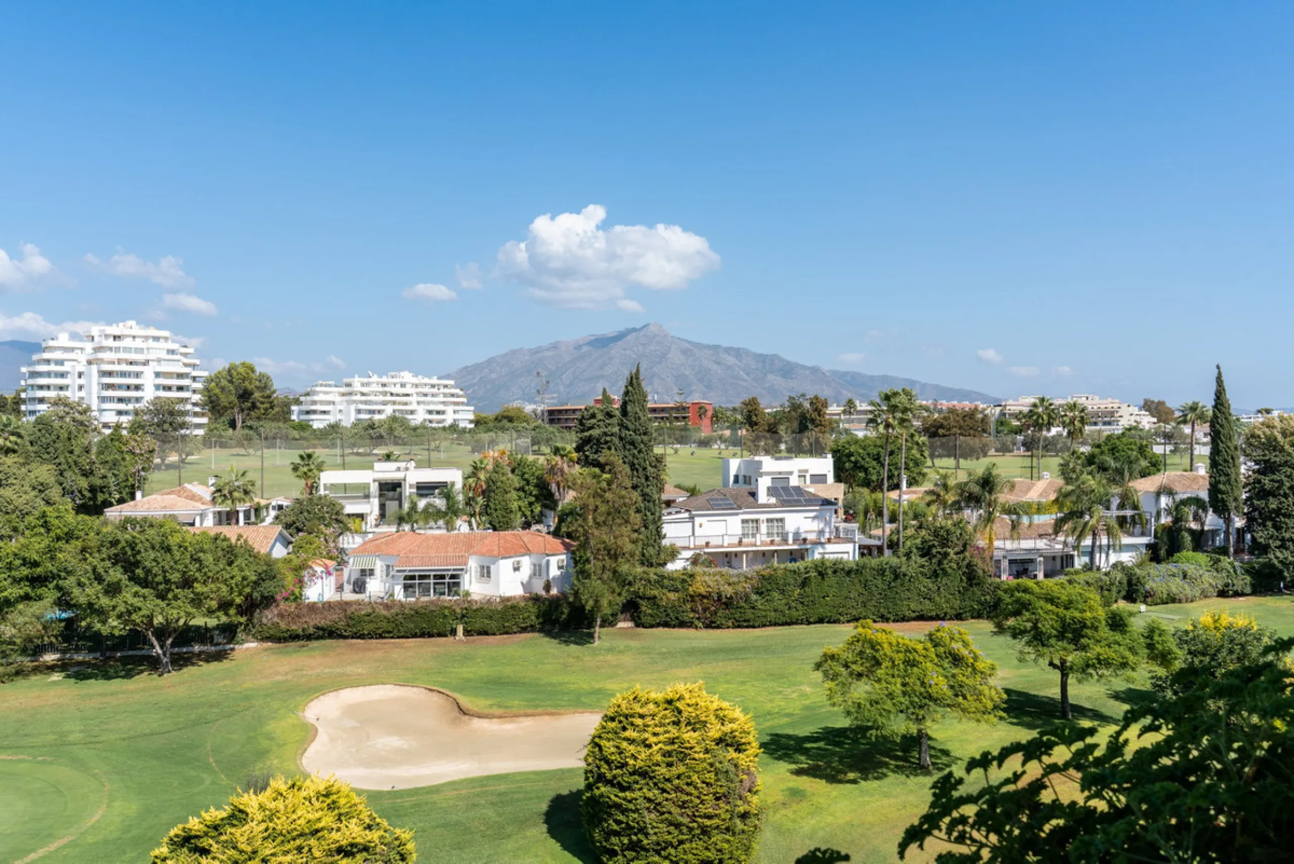 Apartment - Middle Floor Apartment в продаже в Marbella, Málaga. В доме 2 спален и 2 ванных комнат. Площадь дома 155 м²
