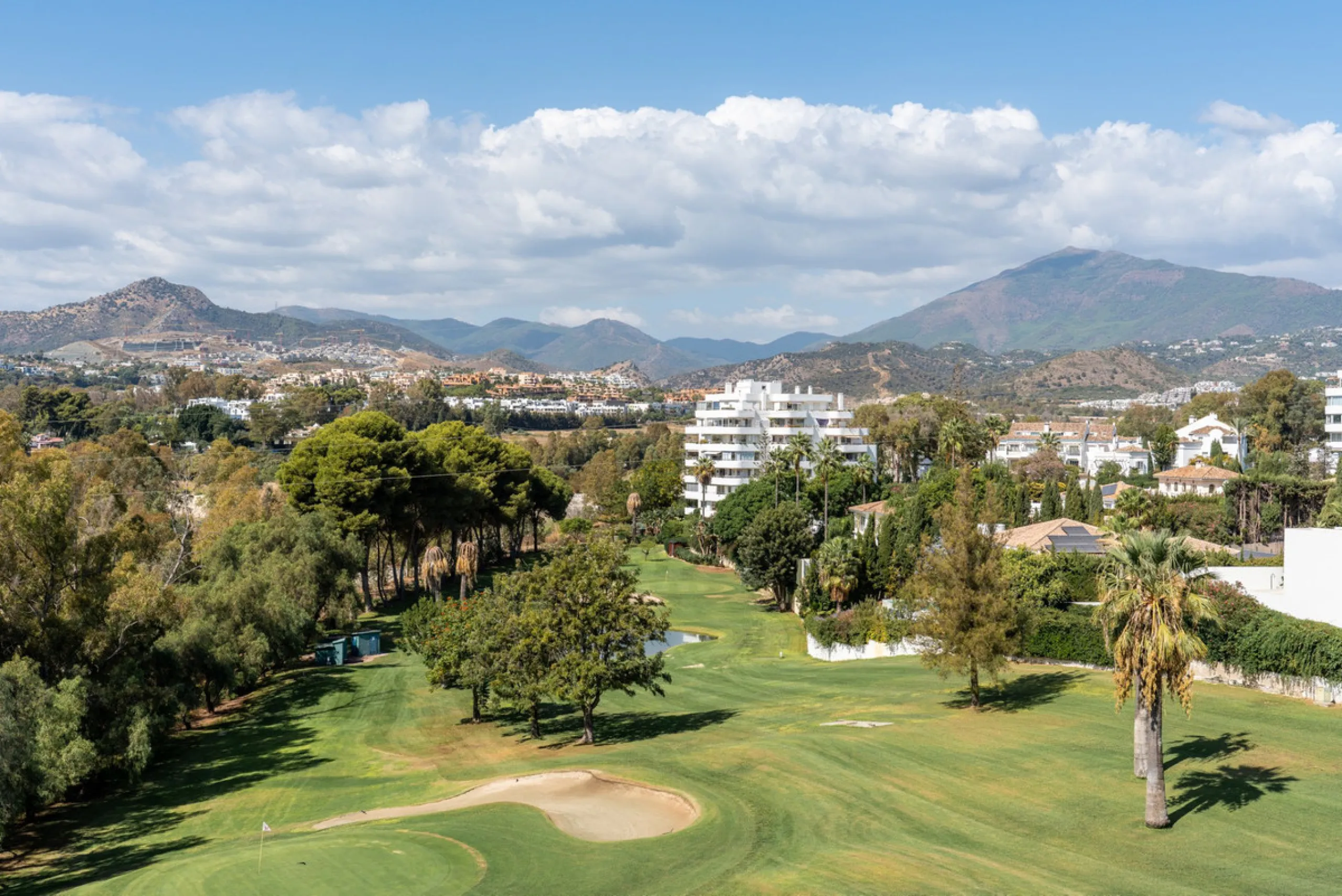 Apartment - Middle Floor Apartment в продаже в Marbella, Málaga. В доме 2 спален и 2 ванных комнат. Площадь дома 155 м²