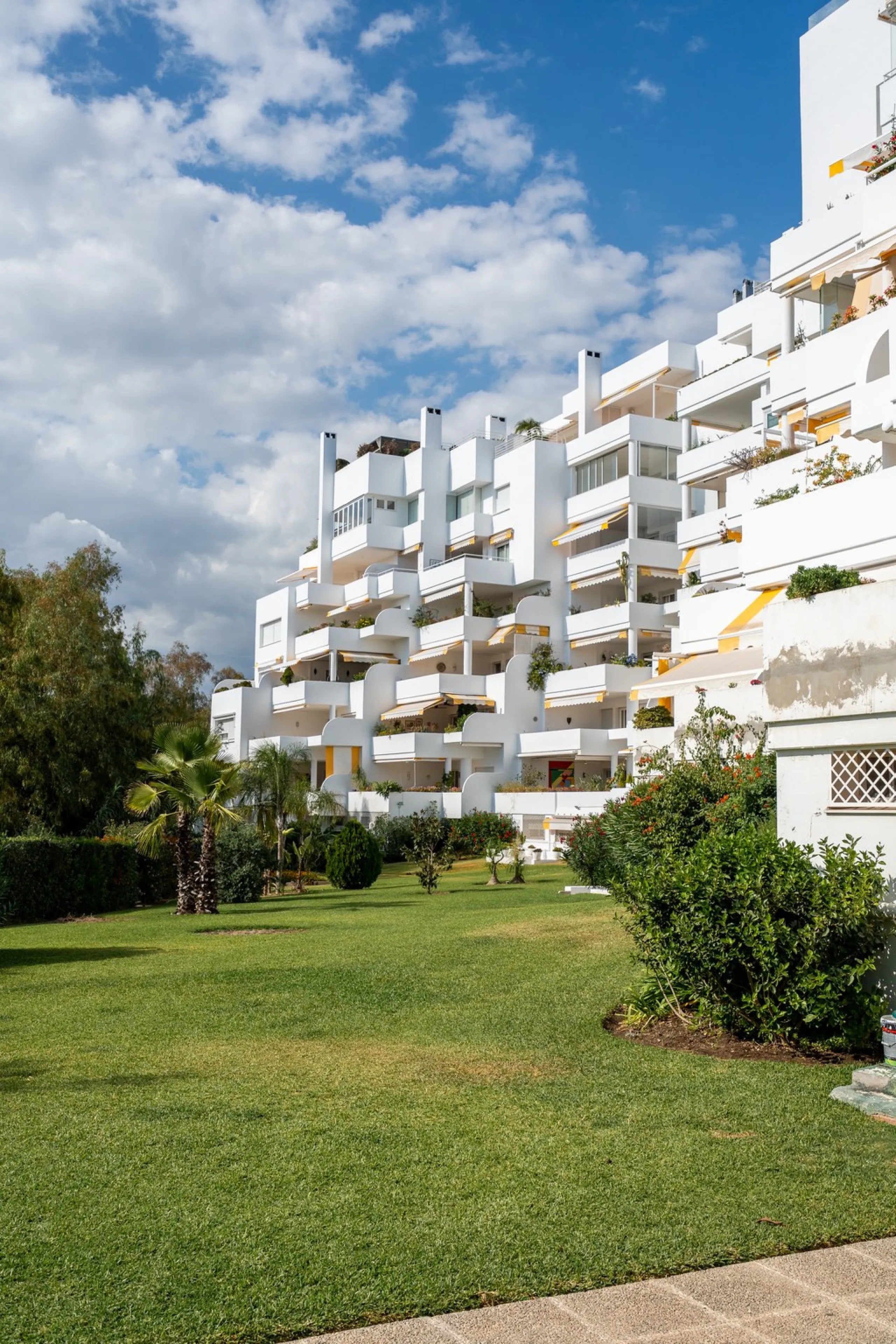 Apartment - Middle Floor Apartment в продаже в Marbella, Málaga. В доме 2 спален и 2 ванных комнат. Площадь дома 155 м²