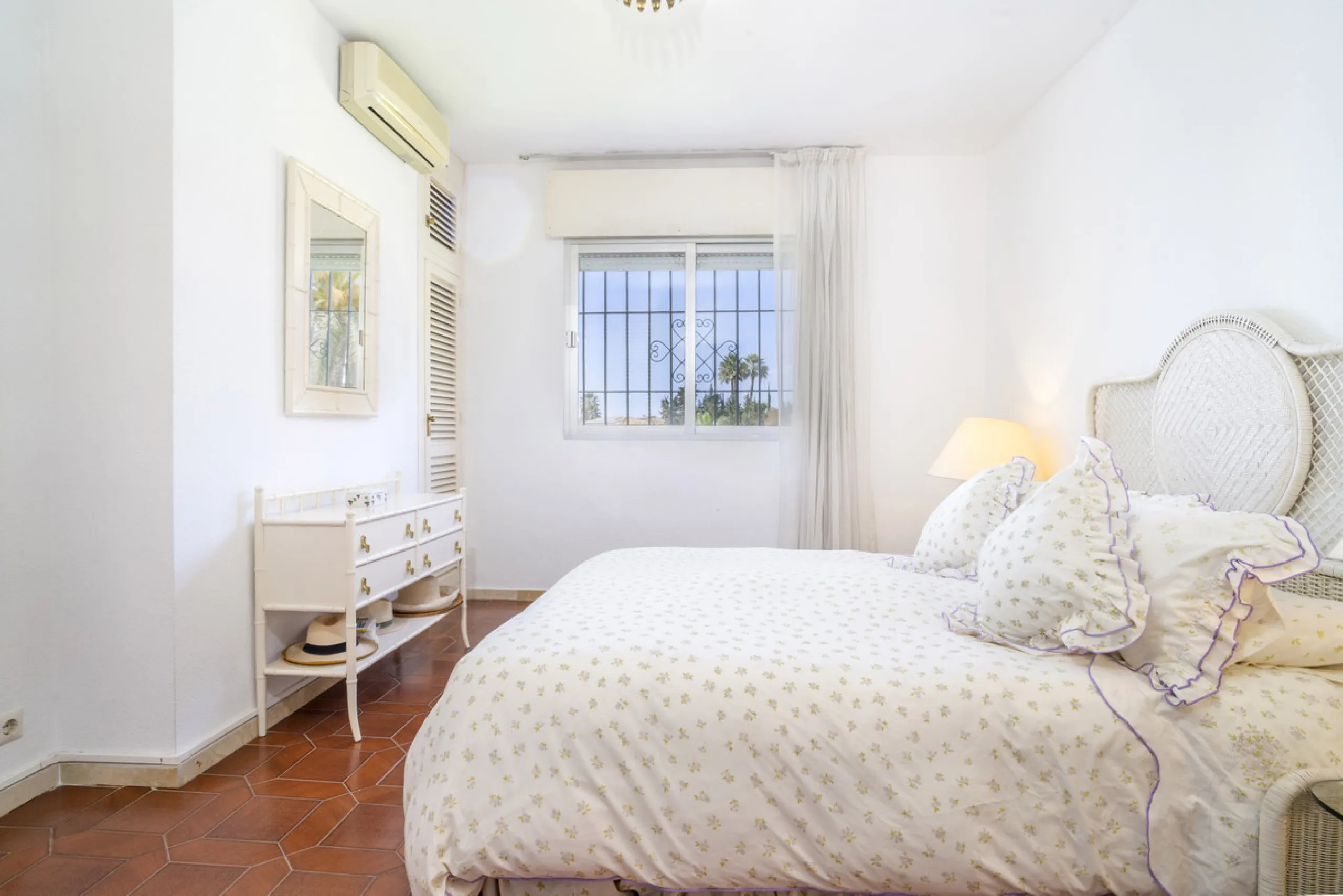 Apartment - Middle Floor Apartment в продаже в Marbella, Málaga. В доме 3 спален и 2 ванных комнат. Площадь дома 114 м²