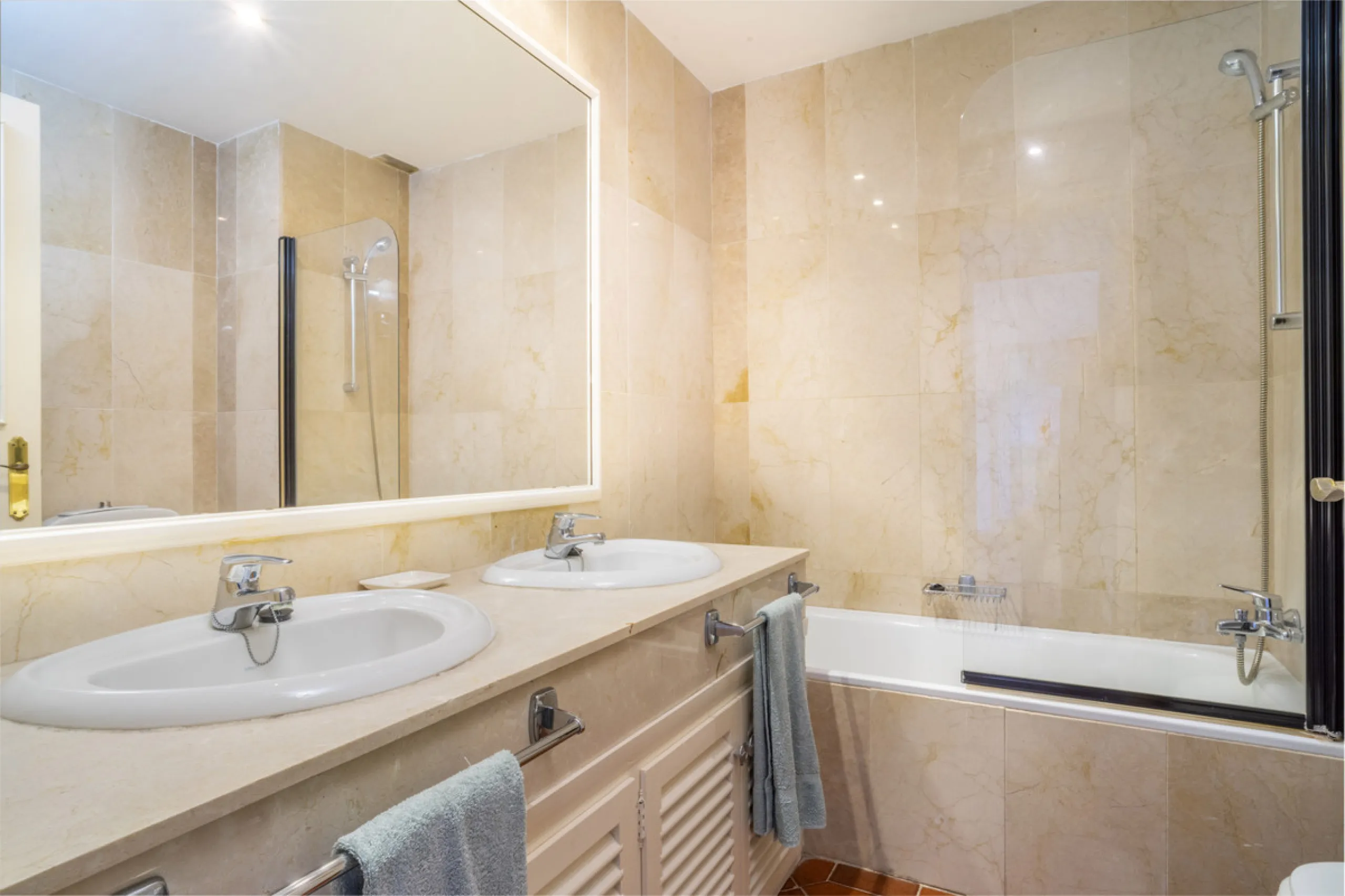 Apartment - Middle Floor Apartment в продаже в Marbella, Málaga. В доме 3 спален и 2 ванных комнат. Площадь дома 114 м²