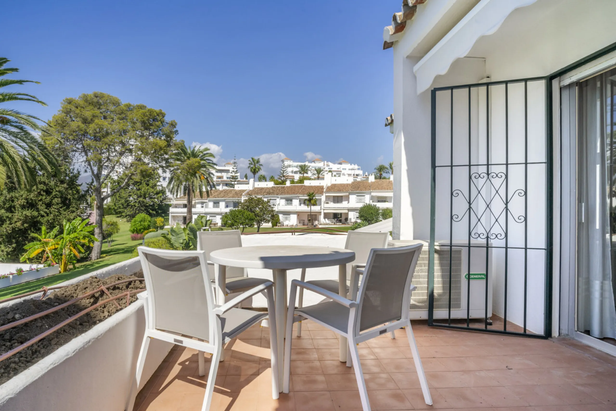 Apartment - Middle Floor Apartment в продаже в Marbella, Málaga. В доме 3 спален и 2 ванных комнат. Площадь дома 114 м²