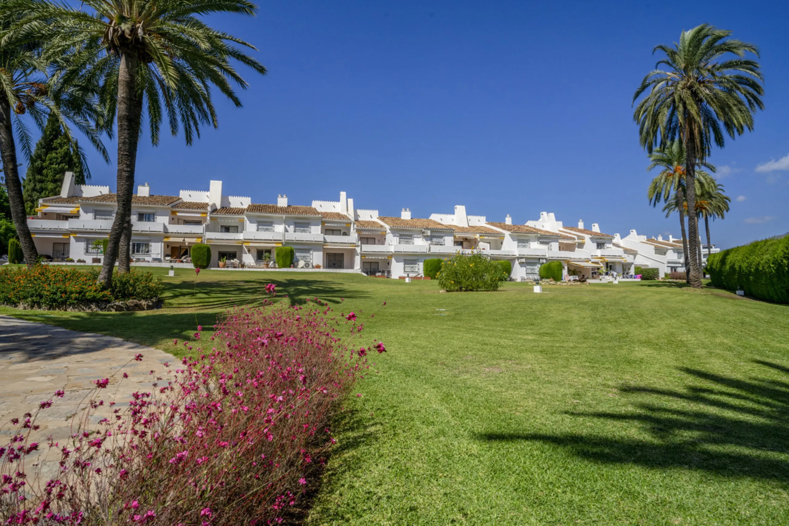Apartment - Middle Floor Apartment в продаже в Marbella, Málaga. В доме 3 спален и 2 ванных комнат. Площадь дома 114 м²