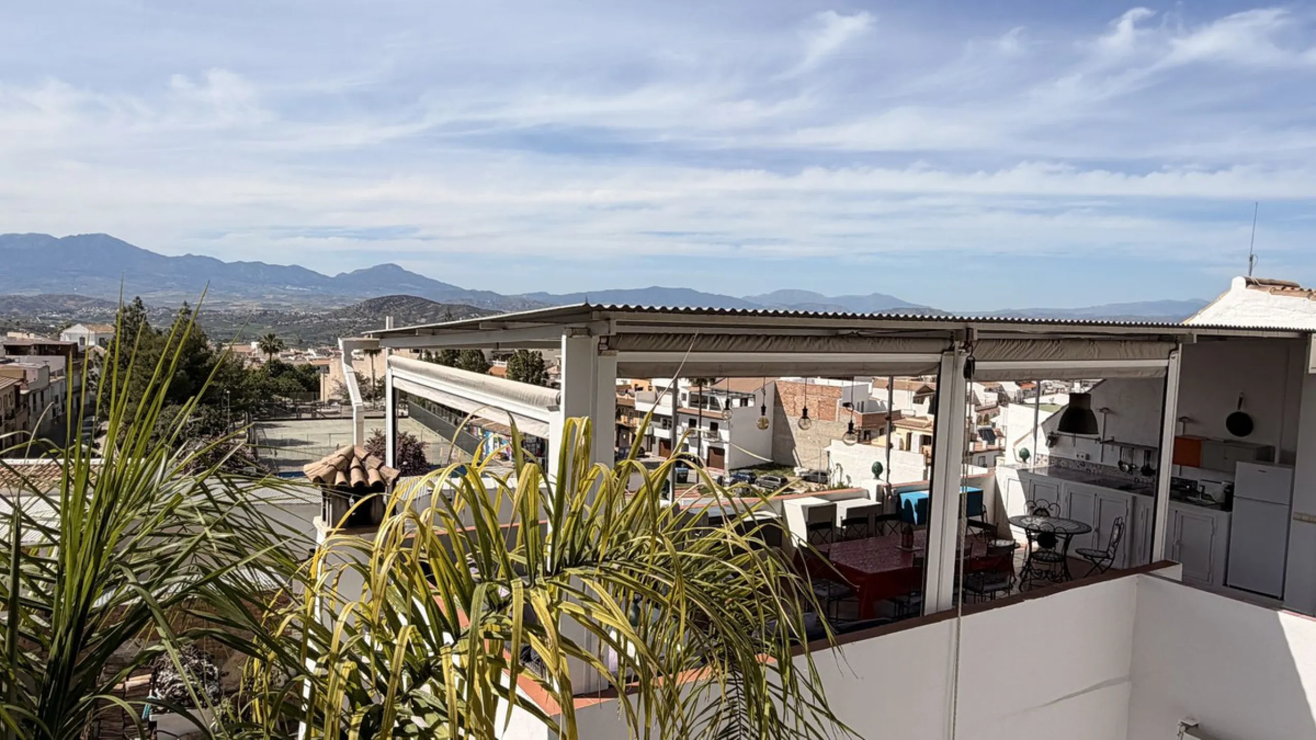 Charming townhouse with panoramic views over the Guadalhorce Valley. Located on the upper part of Alhaurín El Grande, this magnificent fully renovated village house will charm you with its quality finishes, brightness, and breathtaking views over the Guad