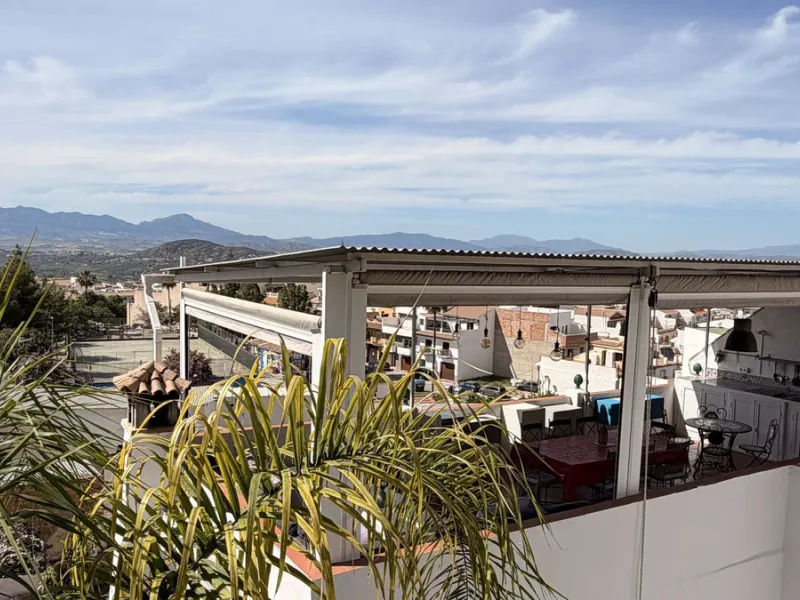 Charming townhouse with panoramic views over the Guadalhorce Valley. Located on the upper part of Alhaurín El Grande, this magnificent fully renovated village house will charm you with its quality finishes, brightness, and breathtaking views over the Guad