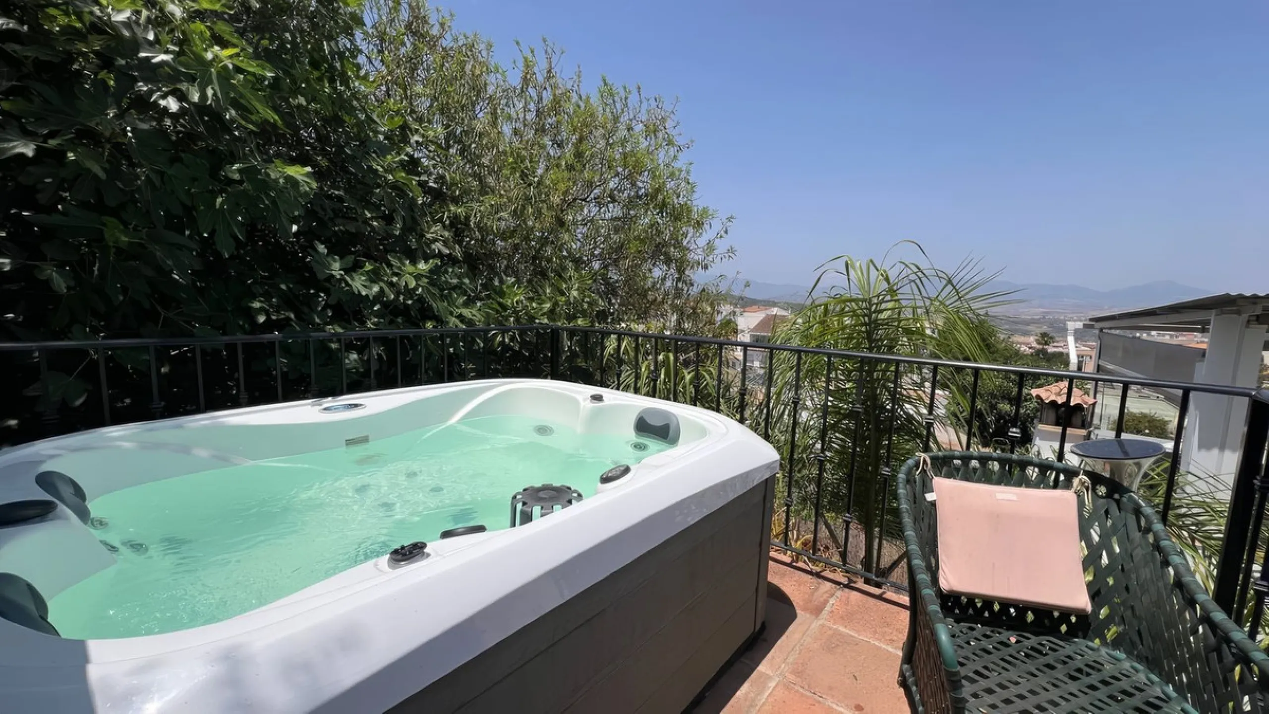 Charming townhouse with panoramic views over the Guadalhorce Valley. Located on the upper part of Alhaurín El Grande, this magnificent fully renovated village house will charm you with its quality finishes, brightness, and breathtaking views over the Guad