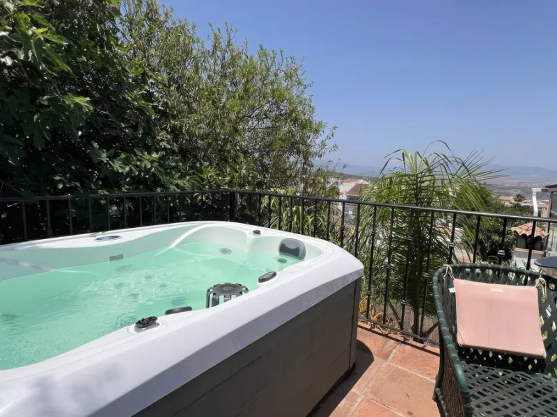 Charming townhouse with panoramic views over the Guadalhorce Valley. Located on the upper part of Alhaurín El Grande, this magnificent fully renovated village house will charm you with its quality finishes, brightness, and breathtaking views over the Guad