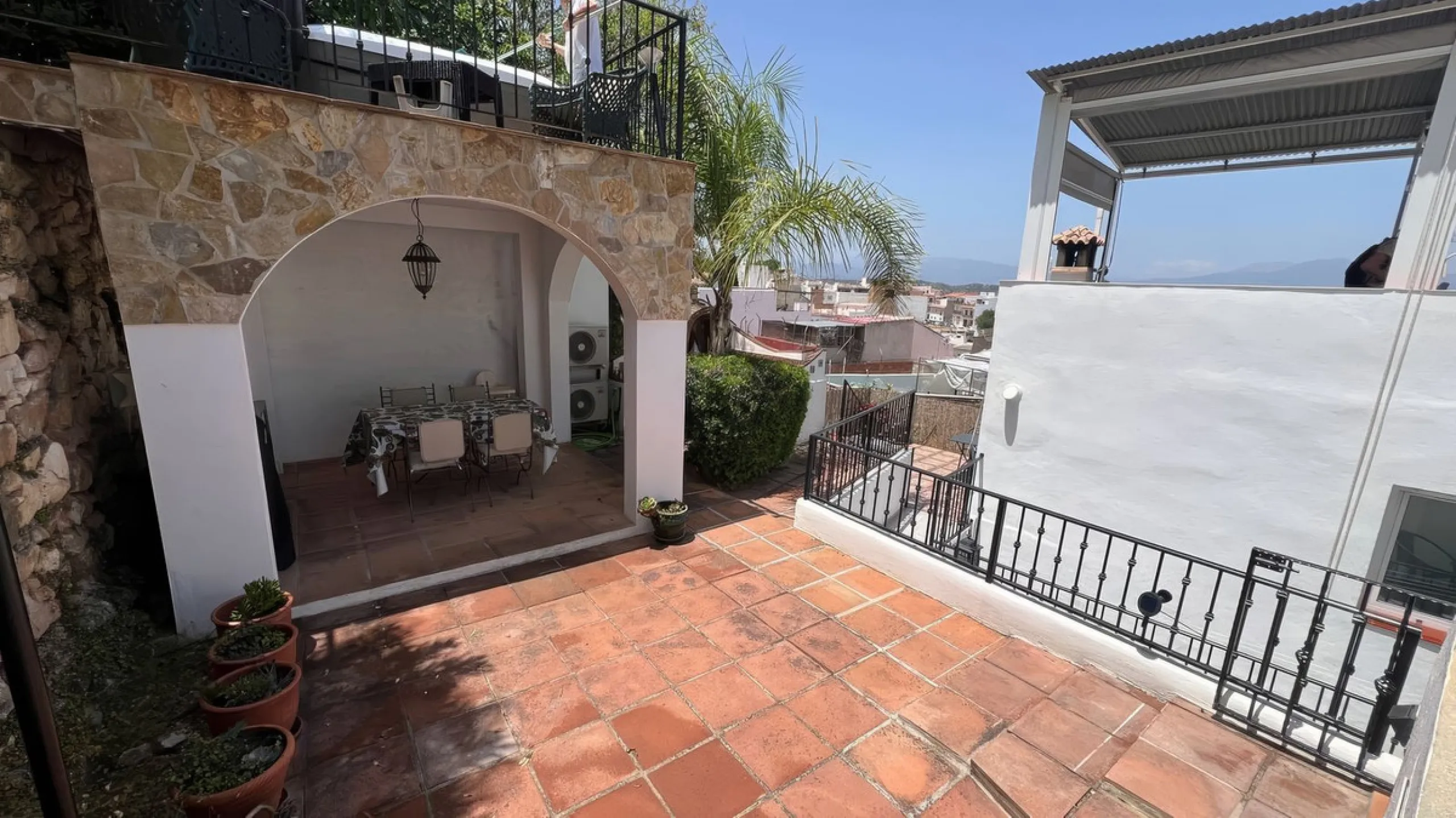 Charming townhouse with panoramic views over the Guadalhorce Valley. Located on the upper part of Alhaurín El Grande, this magnificent fully renovated village house will charm you with its quality finishes, brightness, and breathtaking views over the Guad