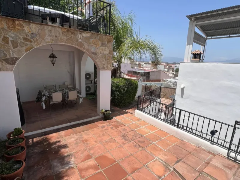 Charming townhouse with panoramic views over the Guadalhorce Valley. Located on the upper part of Alhaurín El Grande, this magnificent fully renovated village house will charm you with its quality finishes, brightness, and breathtaking views over the Guad