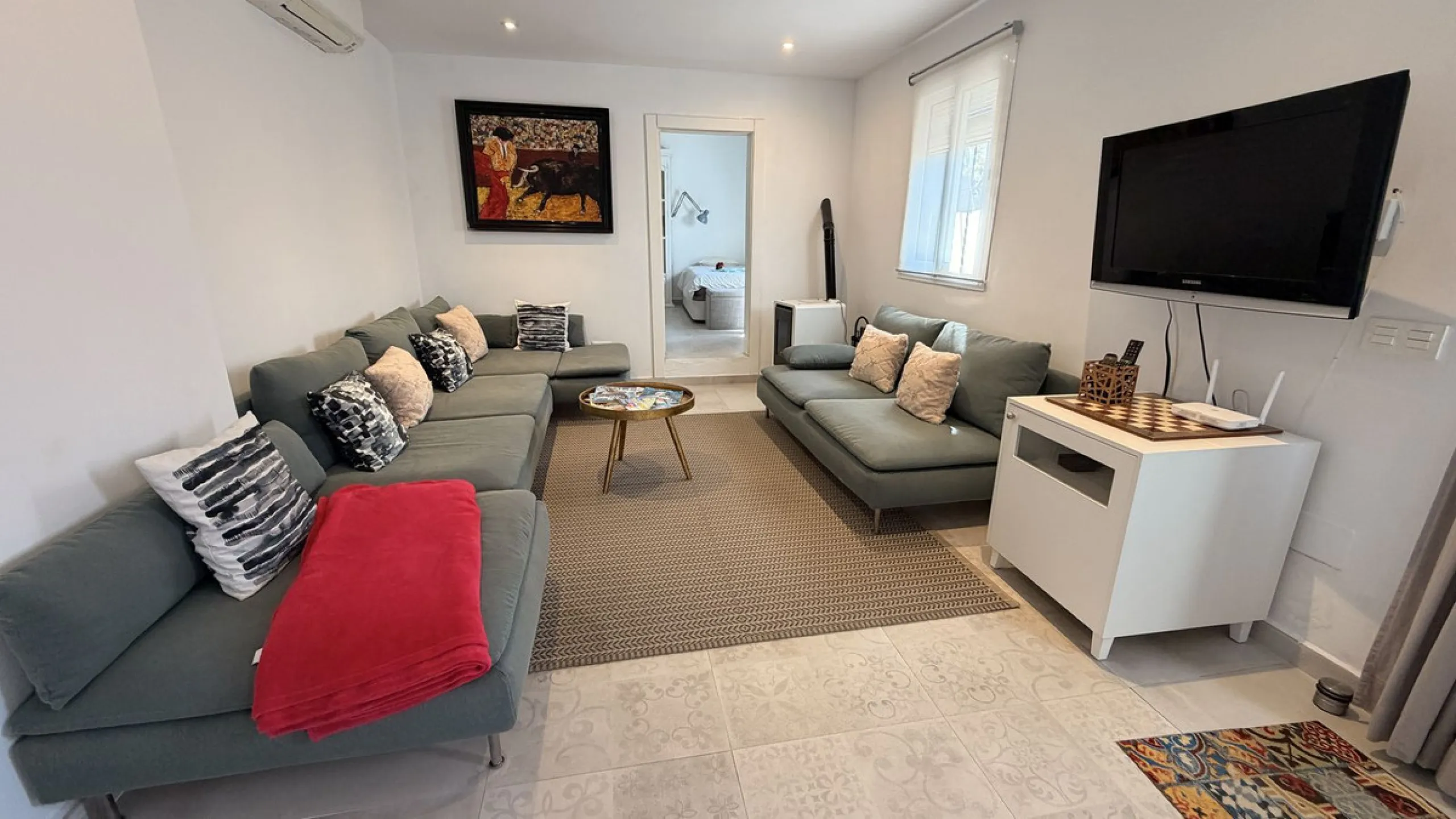 Charming townhouse with panoramic views over the Guadalhorce Valley. Located on the upper part of Alhaurín El Grande, this magnificent fully renovated village house will charm you with its quality finishes, brightness, and breathtaking views over the Guad