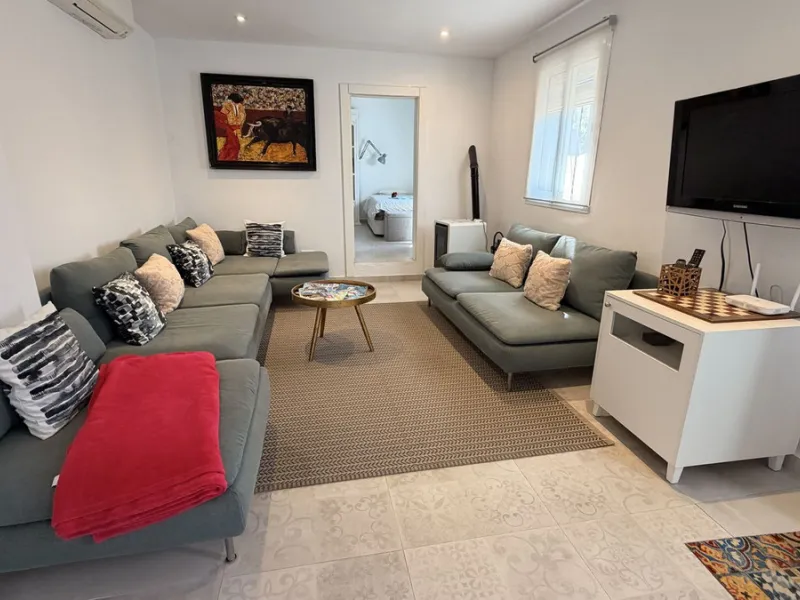 Charming townhouse with panoramic views over the Guadalhorce Valley. Located on the upper part of Alhaurín El Grande, this magnificent fully renovated village house will charm you with its quality finishes, brightness, and breathtaking views over the Guad