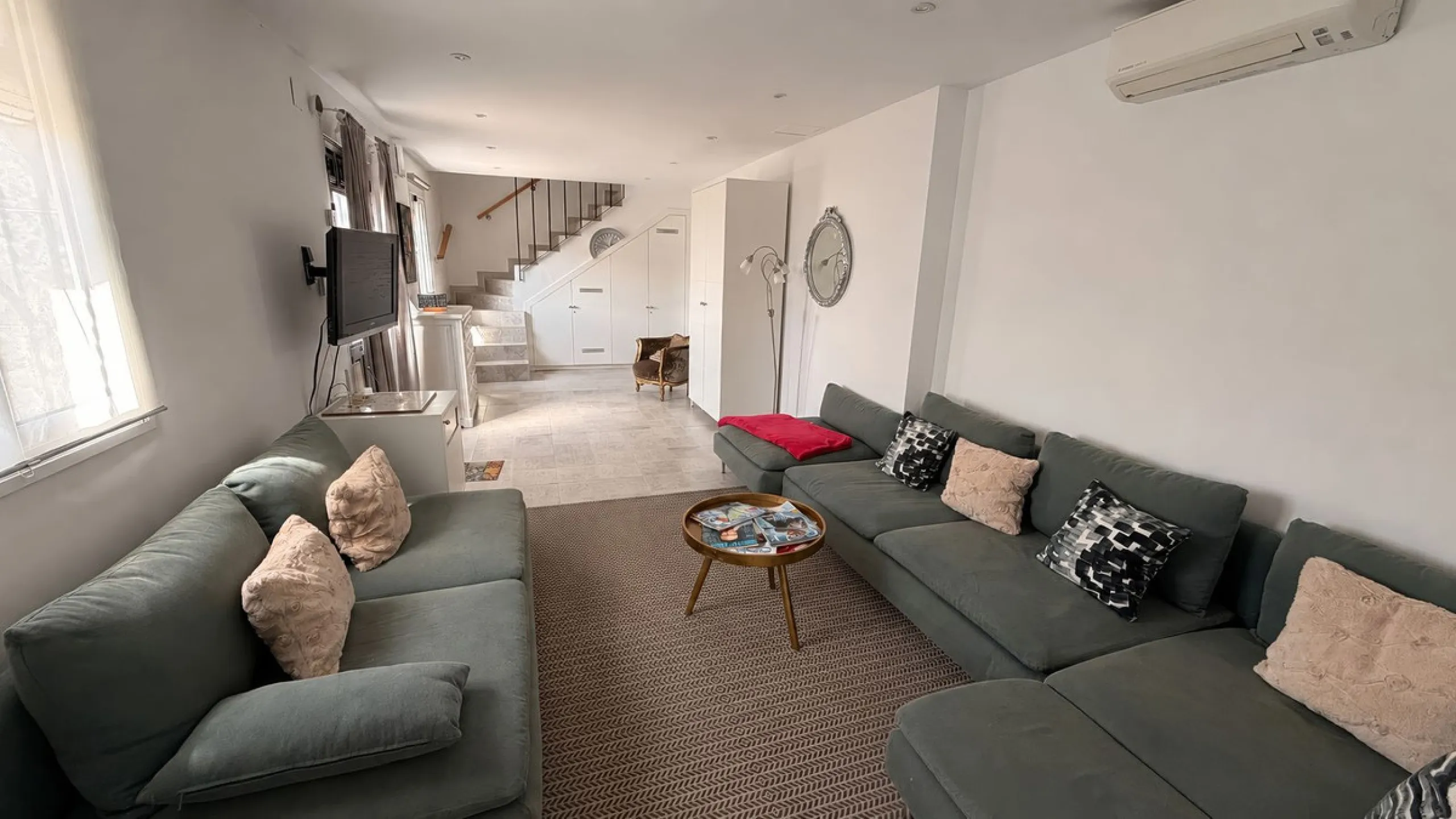 Charming townhouse with panoramic views over the Guadalhorce Valley. Located on the upper part of Alhaurín El Grande, this magnificent fully renovated village house will charm you with its quality finishes, brightness, and breathtaking views over the Guad