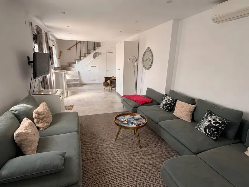 Charming townhouse with panoramic views over the Guadalhorce Valley. Located on the upper part of Alhaurín El Grande, this magnificent fully renovated village house will charm you with its quality finishes, brightness, and breathtaking views over the Guad