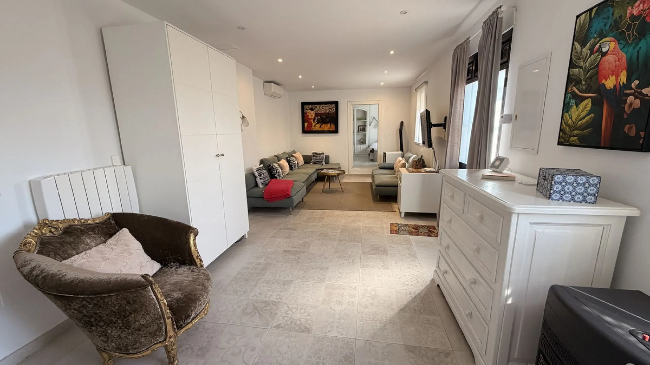 Charming townhouse with panoramic views over the Guadalhorce Valley. Located on the upper part of Alhaurín El Grande, this magnificent fully renovated village house will charm you with its quality finishes, brightness, and breathtaking views over the Guad