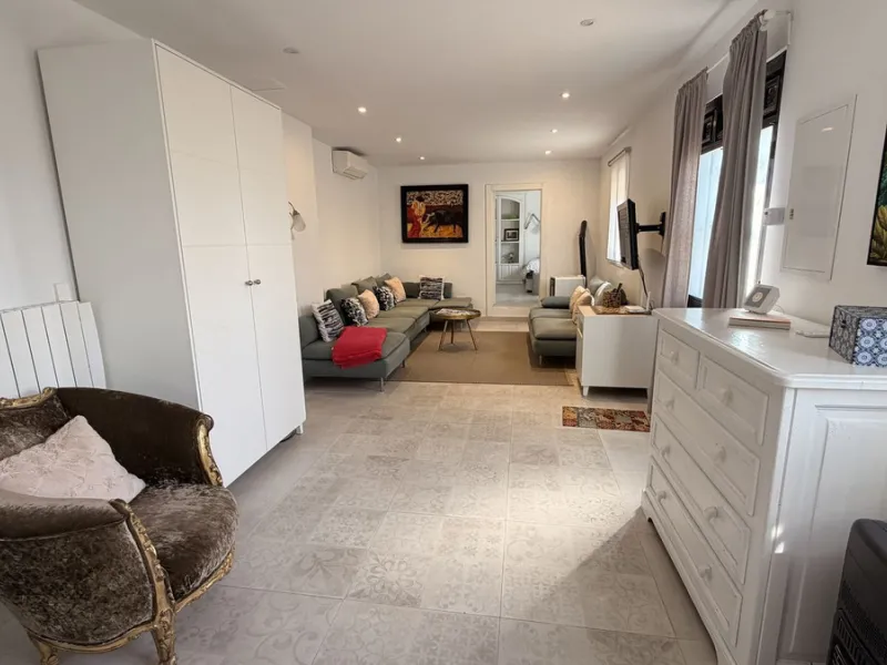 Charming townhouse with panoramic views over the Guadalhorce Valley. Located on the upper part of Alhaurín El Grande, this magnificent fully renovated village house will charm you with its quality finishes, brightness, and breathtaking views over the Guad