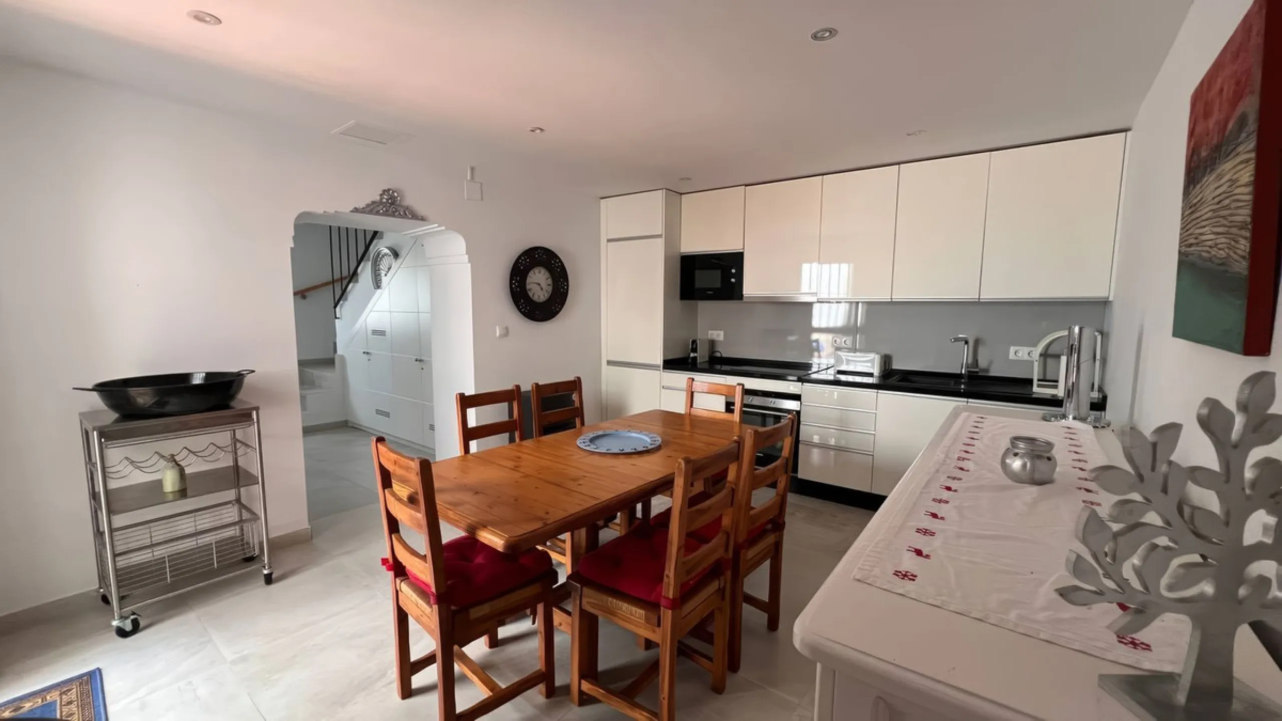 Charming townhouse with panoramic views over the Guadalhorce Valley. Located on the upper part of Alhaurín El Grande, this magnificent fully renovated village house will charm you with its quality finishes, brightness, and breathtaking views over the Guad