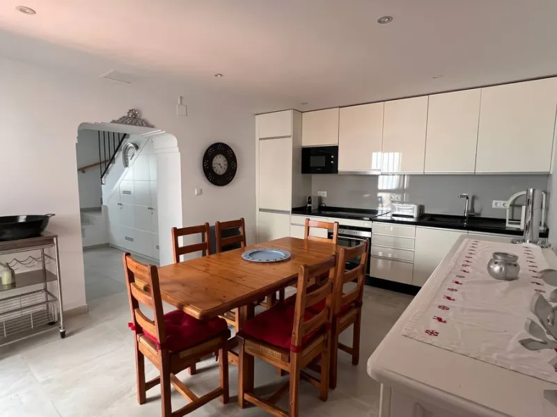 Charming townhouse with panoramic views over the Guadalhorce Valley. Located on the upper part of Alhaurín El Grande, this magnificent fully renovated village house will charm you with its quality finishes, brightness, and breathtaking views over the Guad