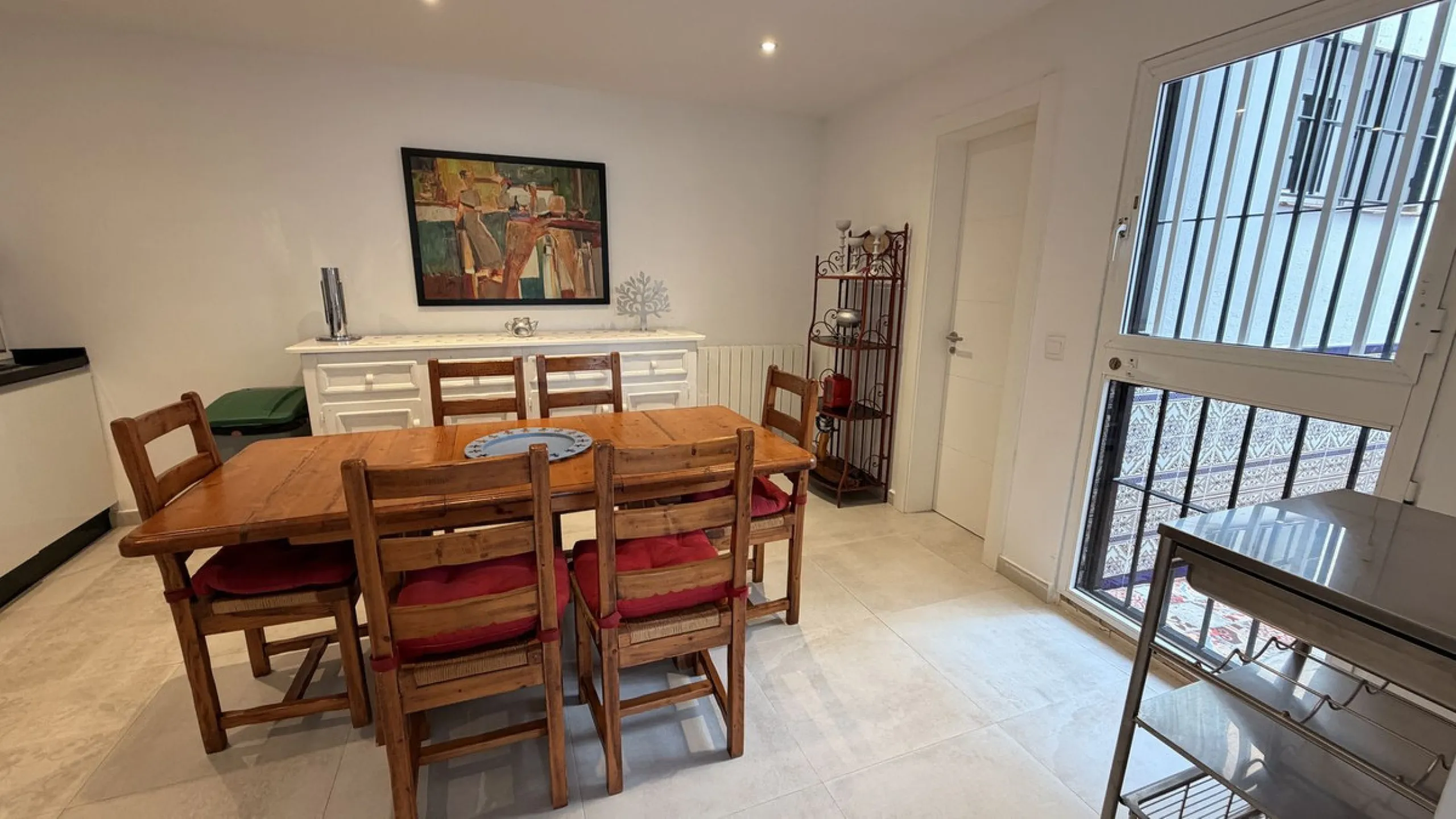 Charming townhouse with panoramic views over the Guadalhorce Valley. Located on the upper part of Alhaurín El Grande, this magnificent fully renovated village house will charm you with its quality finishes, brightness, and breathtaking views over the Guad