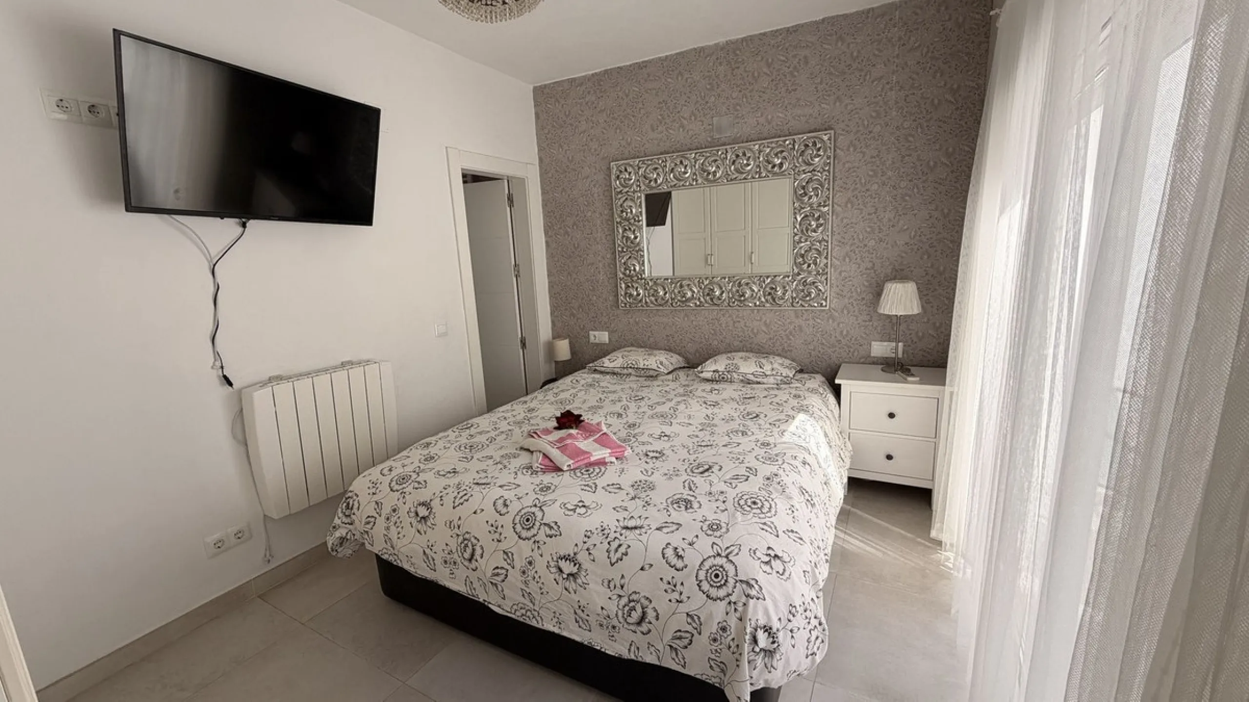 Charming townhouse with panoramic views over the Guadalhorce Valley. Located on the upper part of Alhaurín El Grande, this magnificent fully renovated village house will charm you with its quality finishes, brightness, and breathtaking views over the Guad