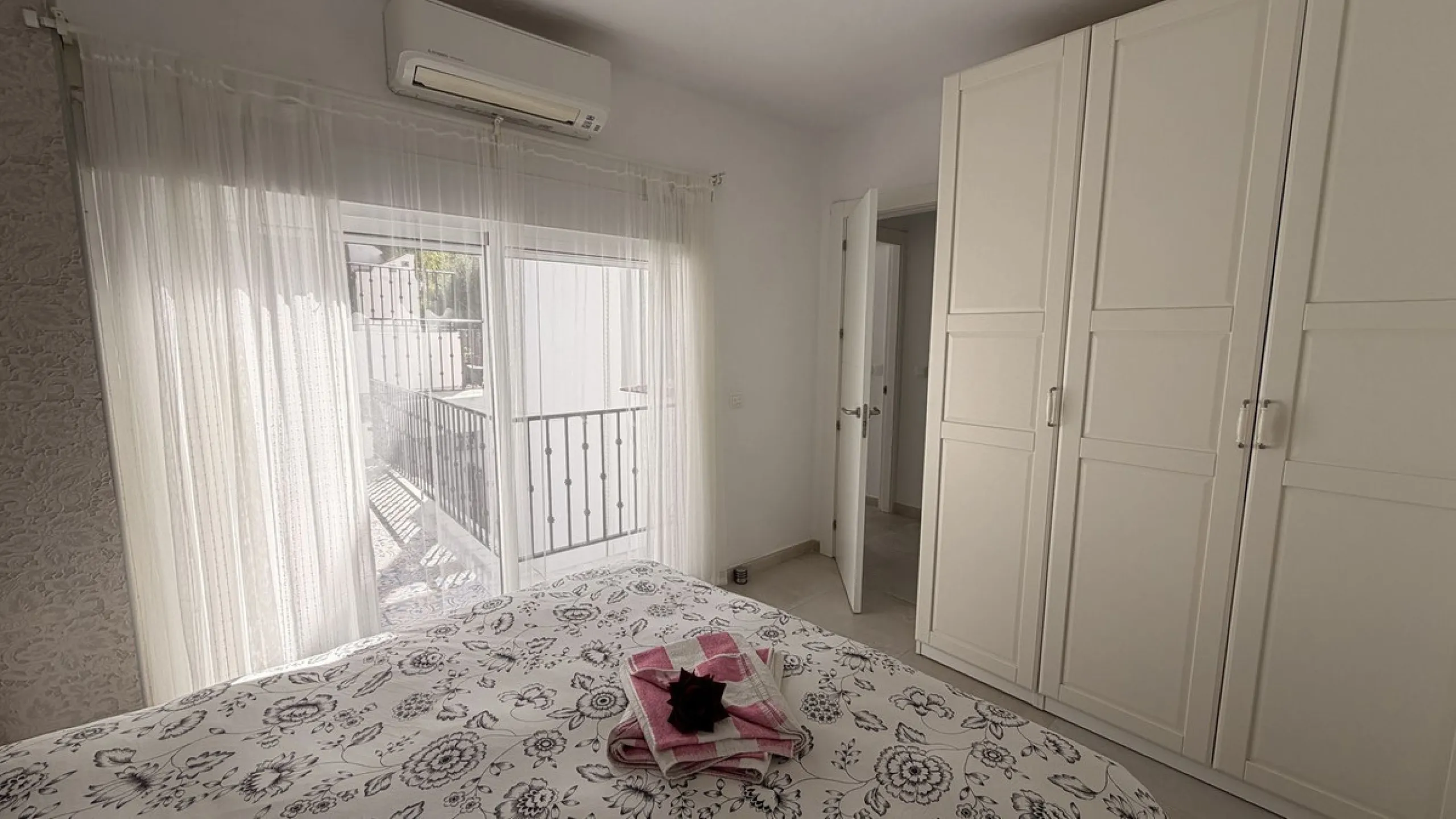 Charming townhouse with panoramic views over the Guadalhorce Valley. Located on the upper part of Alhaurín El Grande, this magnificent fully renovated village house will charm you with its quality finishes, brightness, and breathtaking views over the Guad