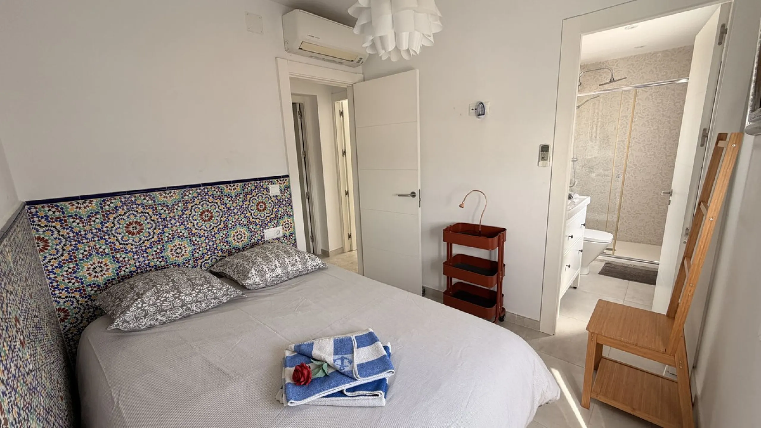 Charming townhouse with panoramic views over the Guadalhorce Valley. Located on the upper part of Alhaurín El Grande, this magnificent fully renovated village house will charm you with its quality finishes, brightness, and breathtaking views over the Guad