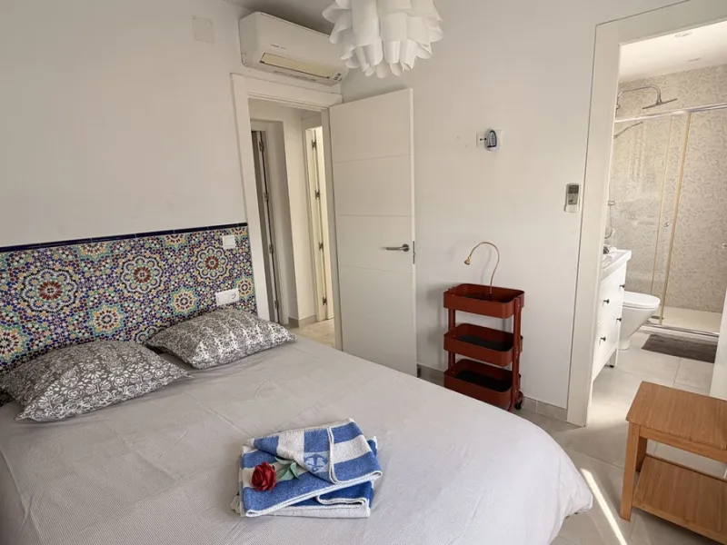 Charming townhouse with panoramic views over the Guadalhorce Valley. Located on the upper part of Alhaurín El Grande, this magnificent fully renovated village house will charm you with its quality finishes, brightness, and breathtaking views over the Guad