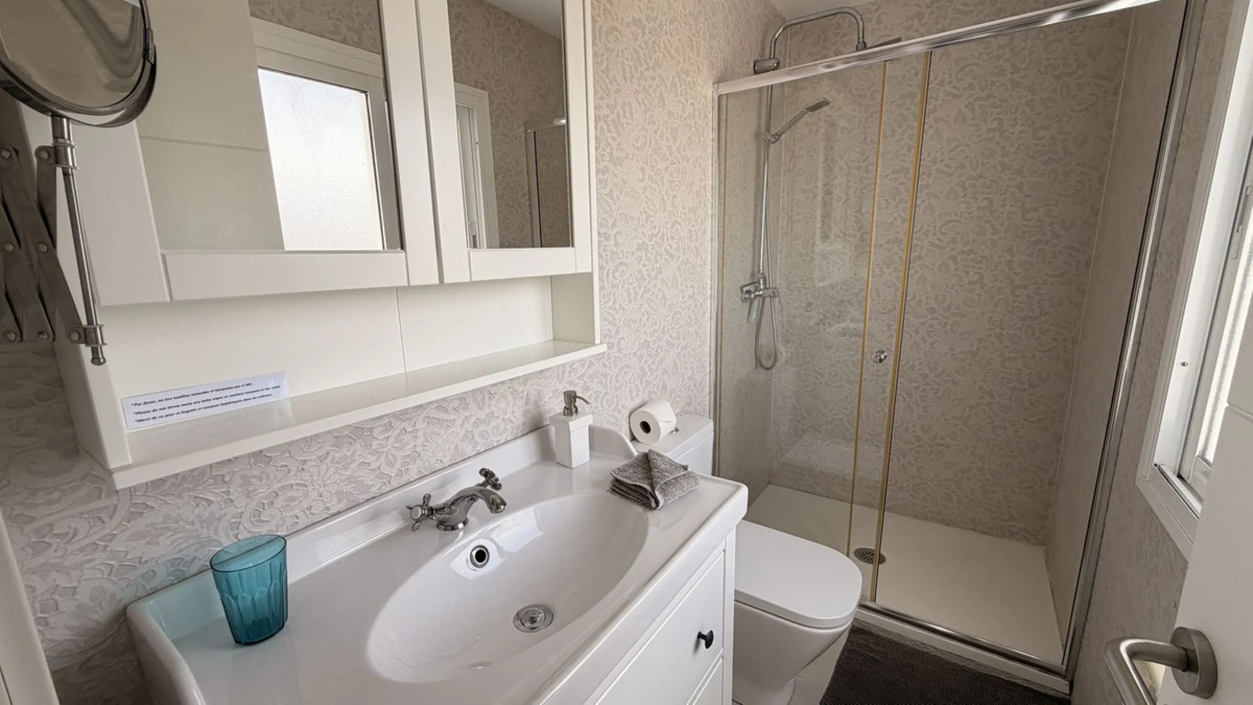 Charming townhouse with panoramic views over the Guadalhorce Valley. Located on the upper part of Alhaurín El Grande, this magnificent fully renovated village house will charm you with its quality finishes, brightness, and breathtaking views over the Guad