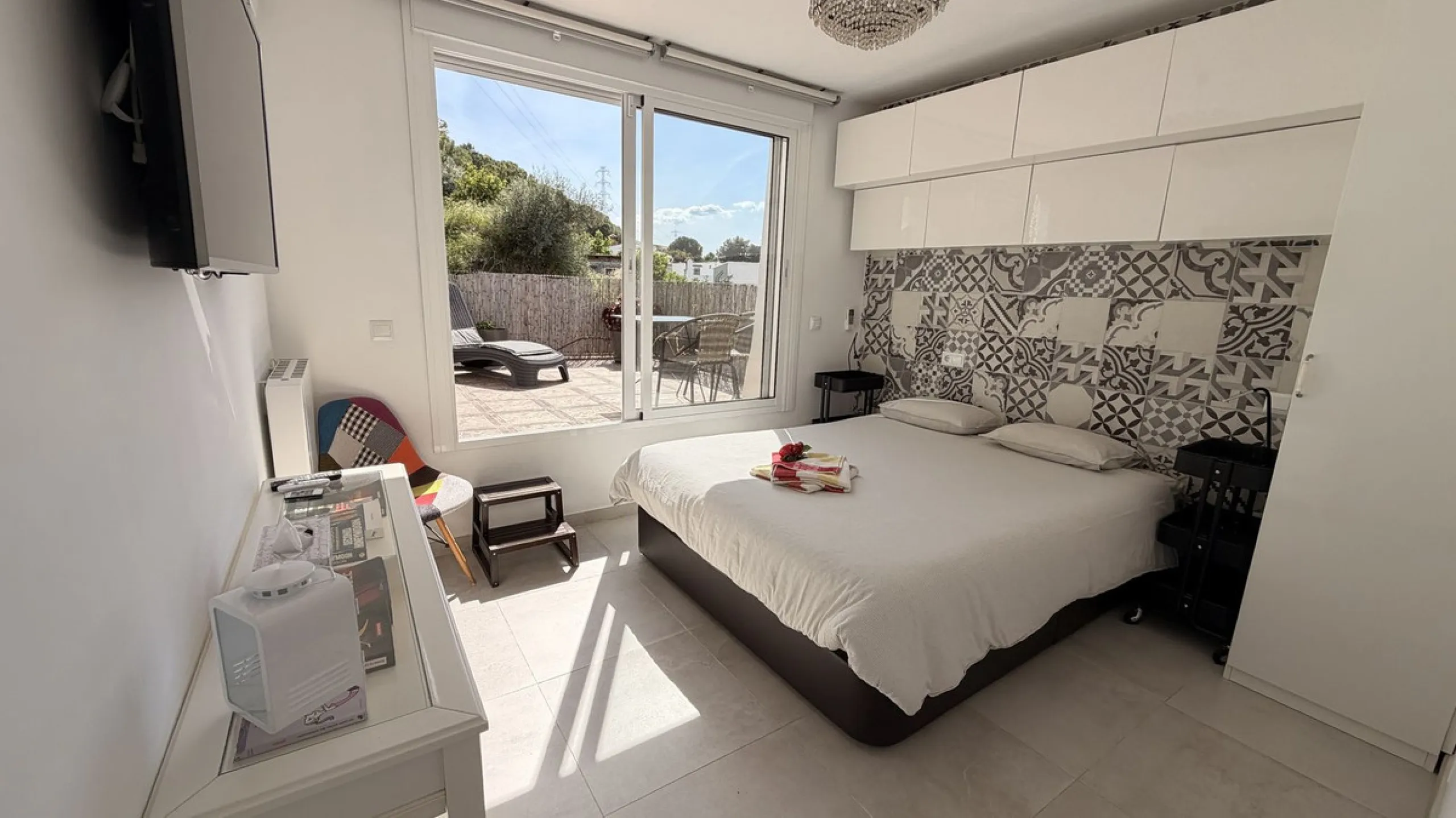 Charming townhouse with panoramic views over the Guadalhorce Valley. Located on the upper part of Alhaurín El Grande, this magnificent fully renovated village house will charm you with its quality finishes, brightness, and breathtaking views over the Guad
